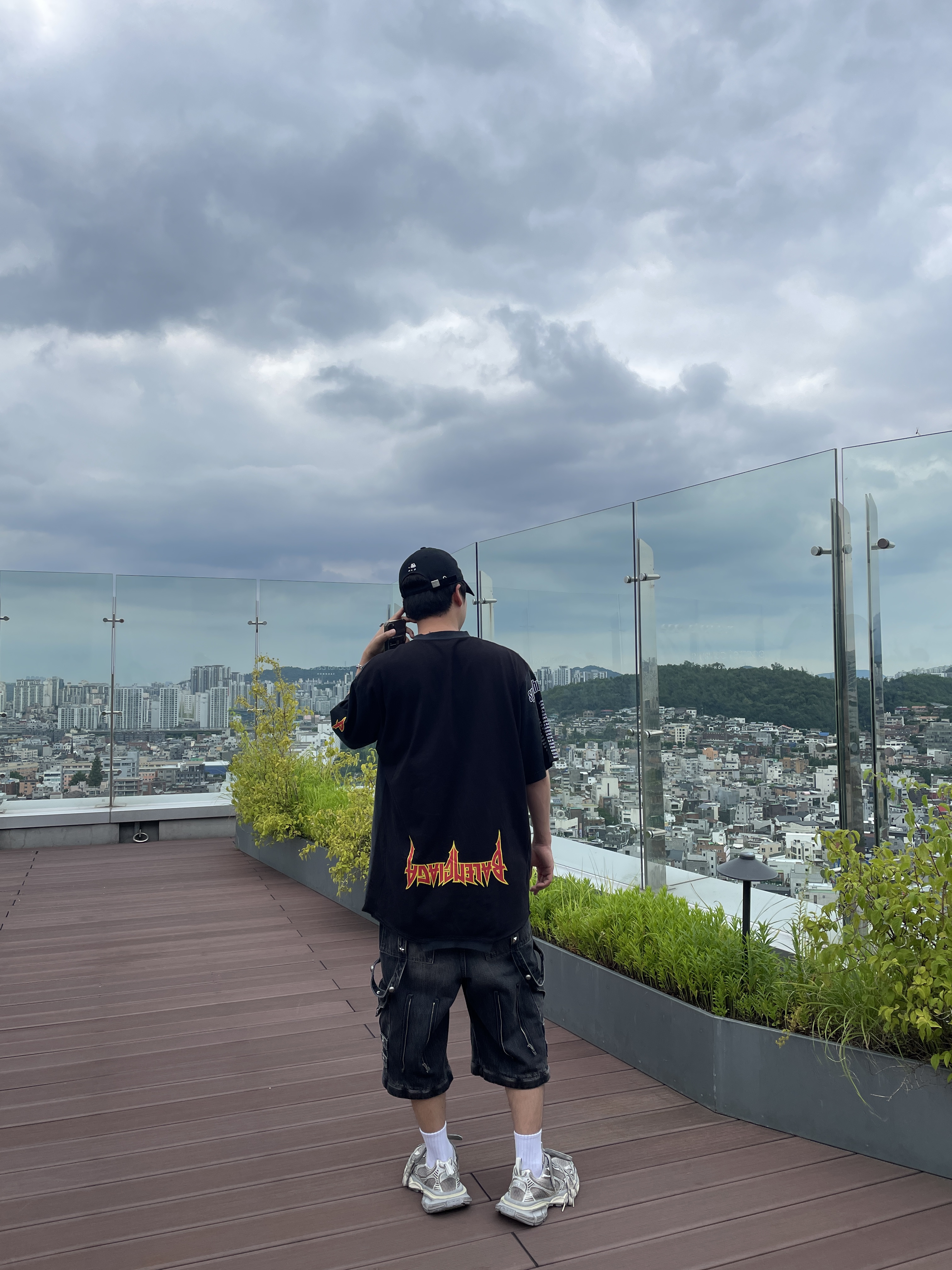 Balenciaga Oversized Speed Hunter Upside Down T-Shirt Black, Balenciaga 3XL Sneakers Light Beige 착용 스타일 - 1