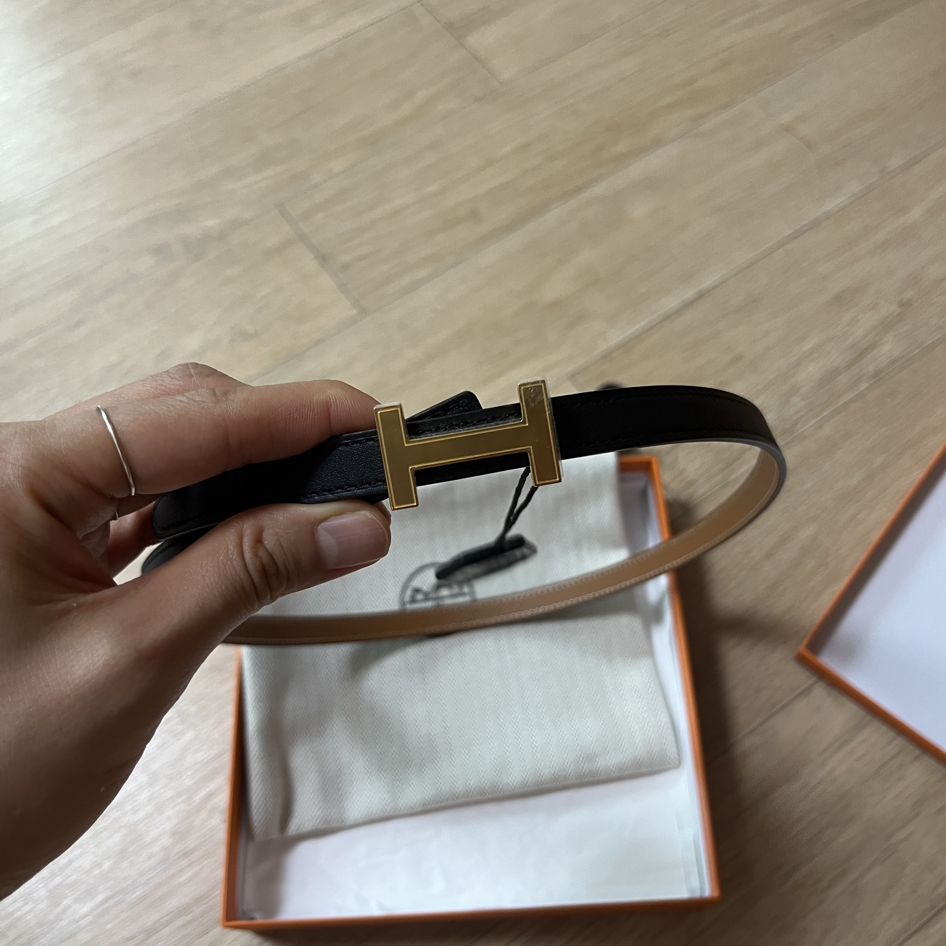 (W) Hermes Focus Belt Buckle & Reversible Leather Strap Swift Epsom 13mm & Gold Noir Gold 착용 스타일 - 3