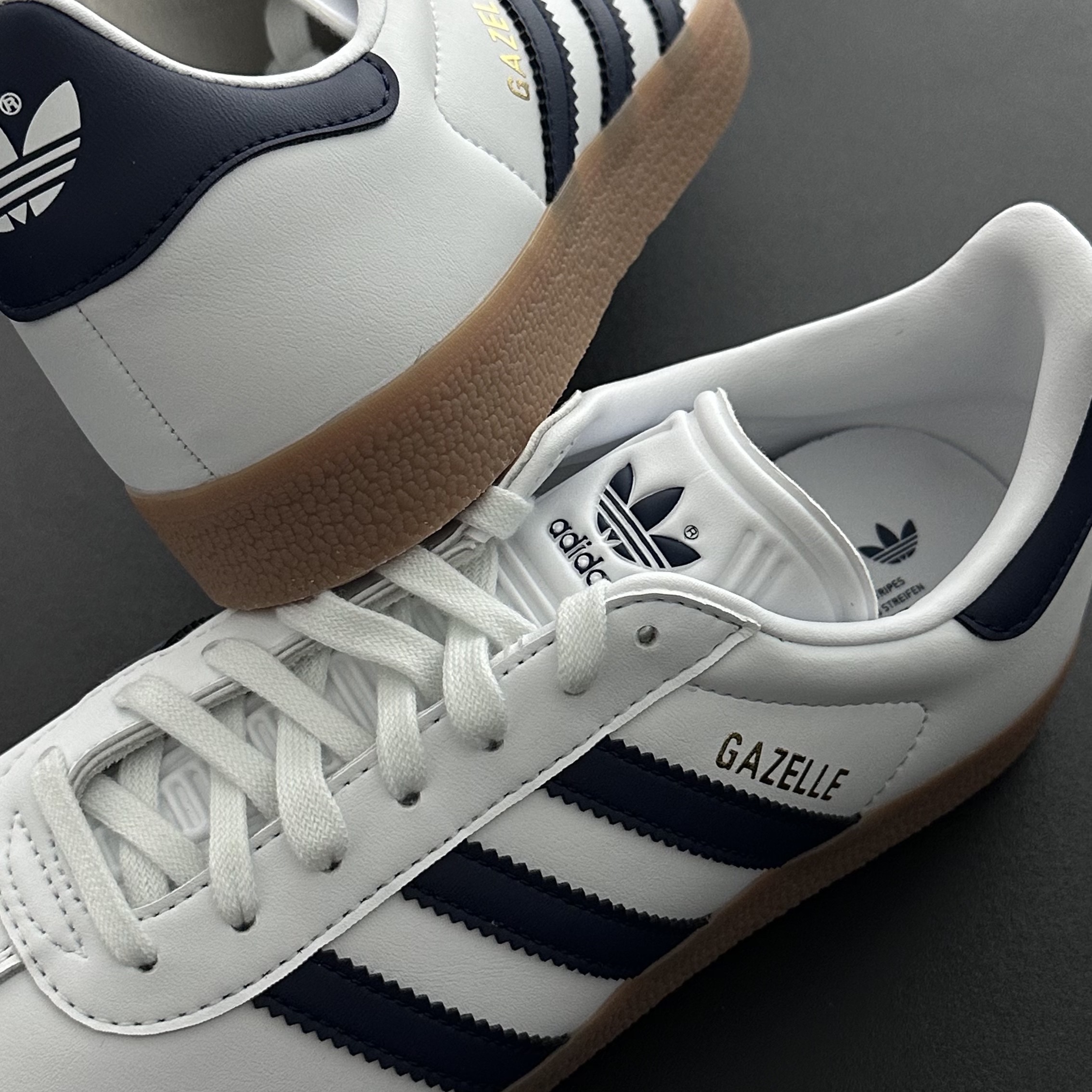 Adidas Gazelle White Collegiate Navy 착용 스타일 - 3