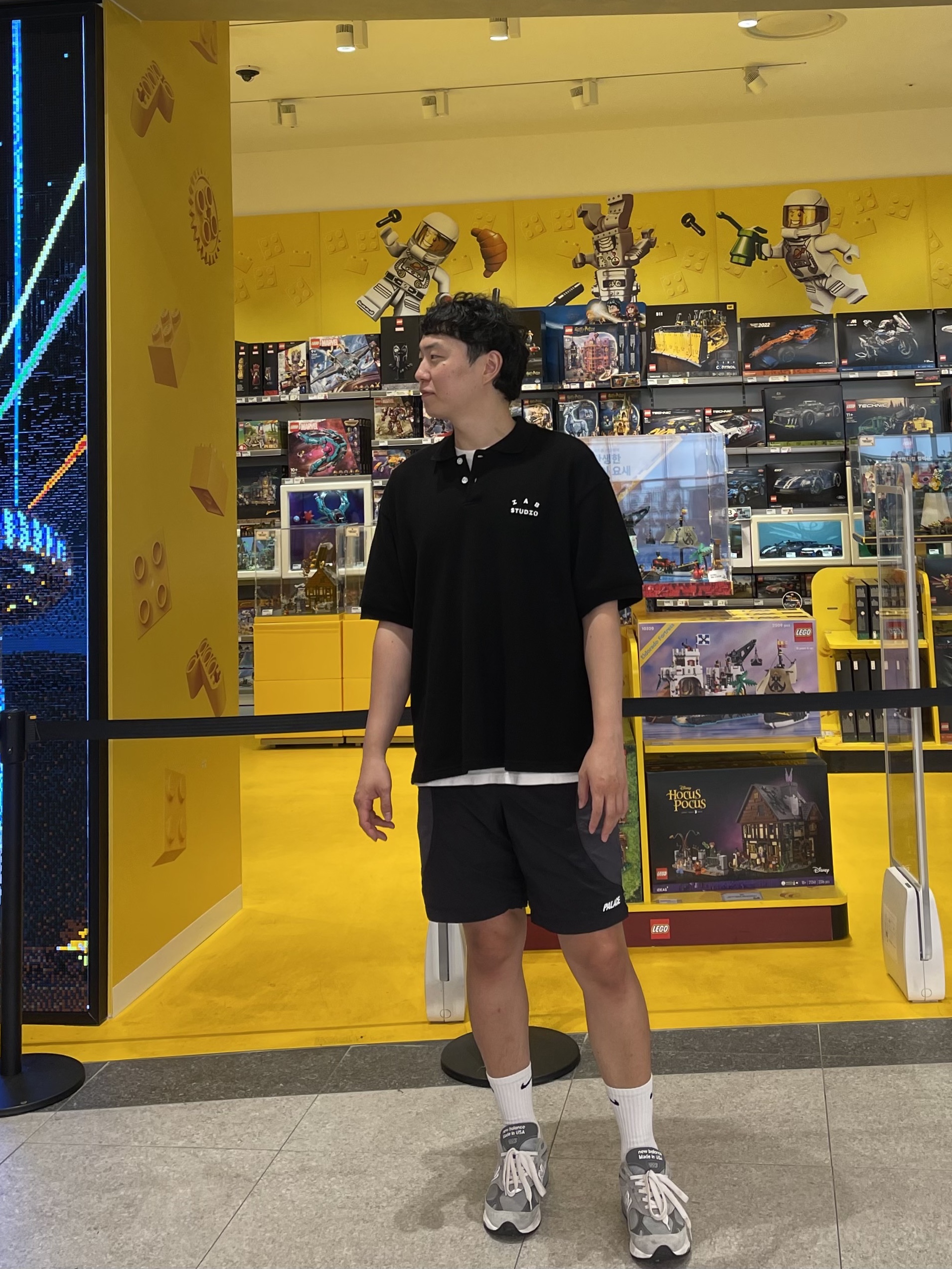 IAB Studio Cropped Pique Shirt Black - The Hyundai Seoul Exclusive, Palace Run It Short Black Carbon - 23SS 착용 스타일 - 1