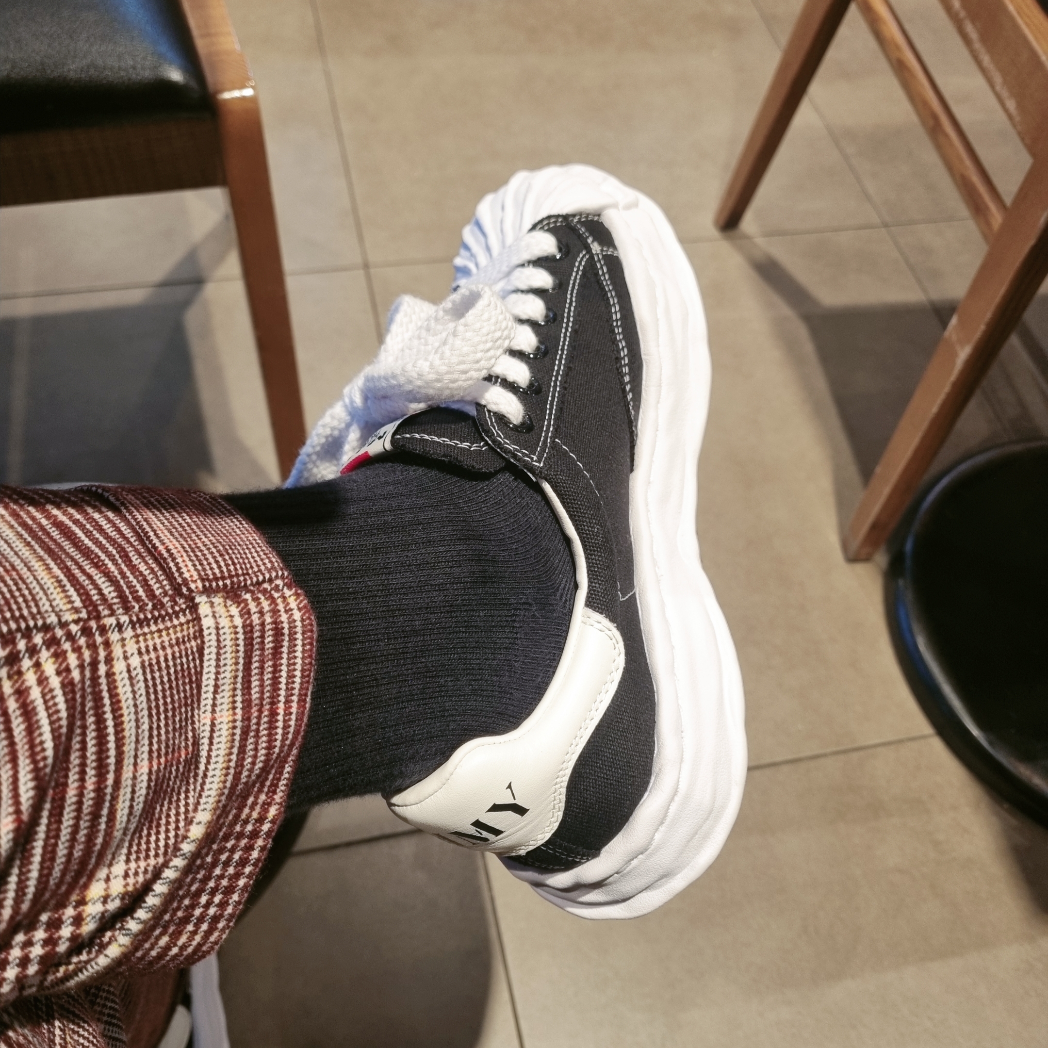 Maison Mihara Yasuhiro Blakey OG Sole Canvas Low-top Sneakers Black White 착용 스타일