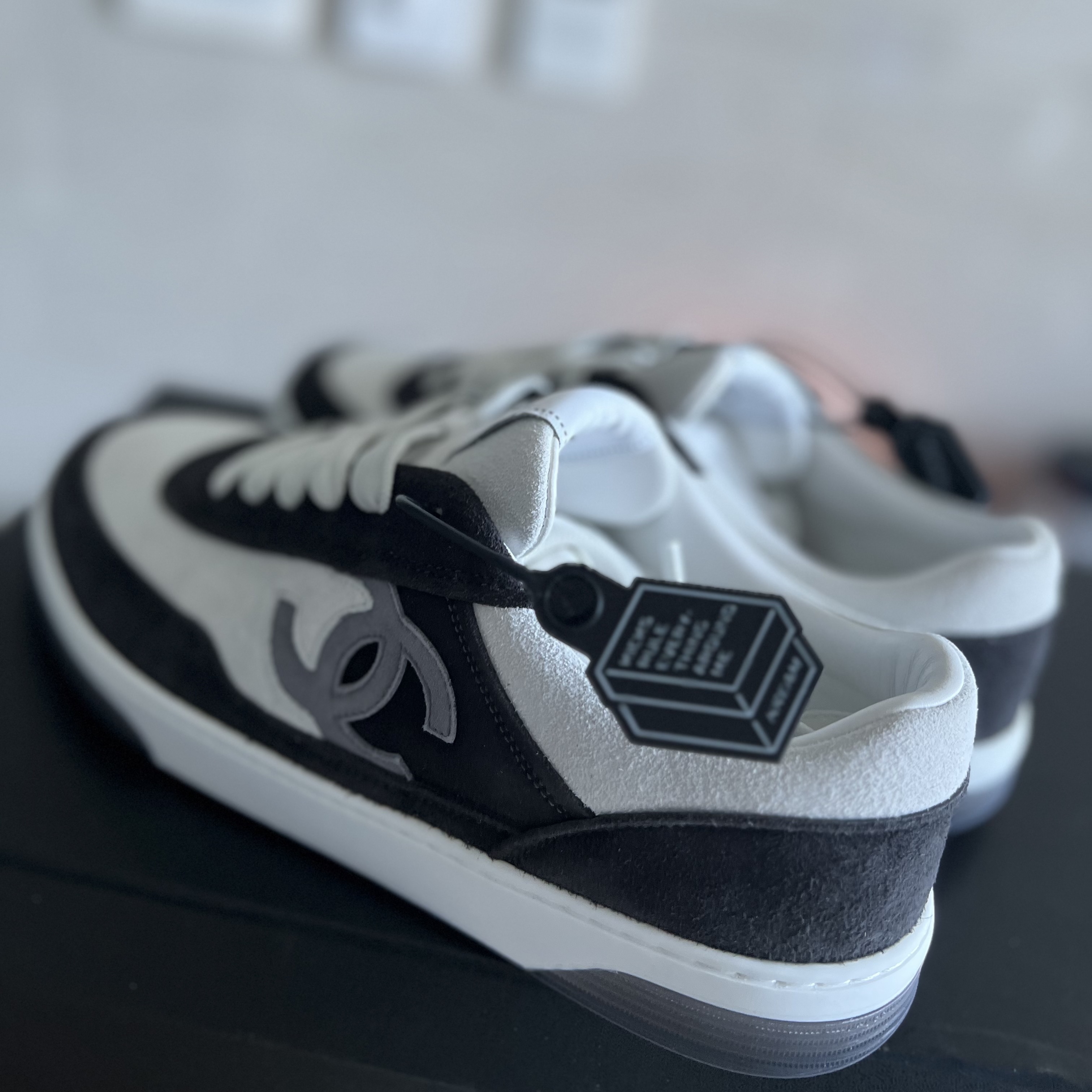 Chanel Sneakers Suede Kidskin & Black White 착용 스타일