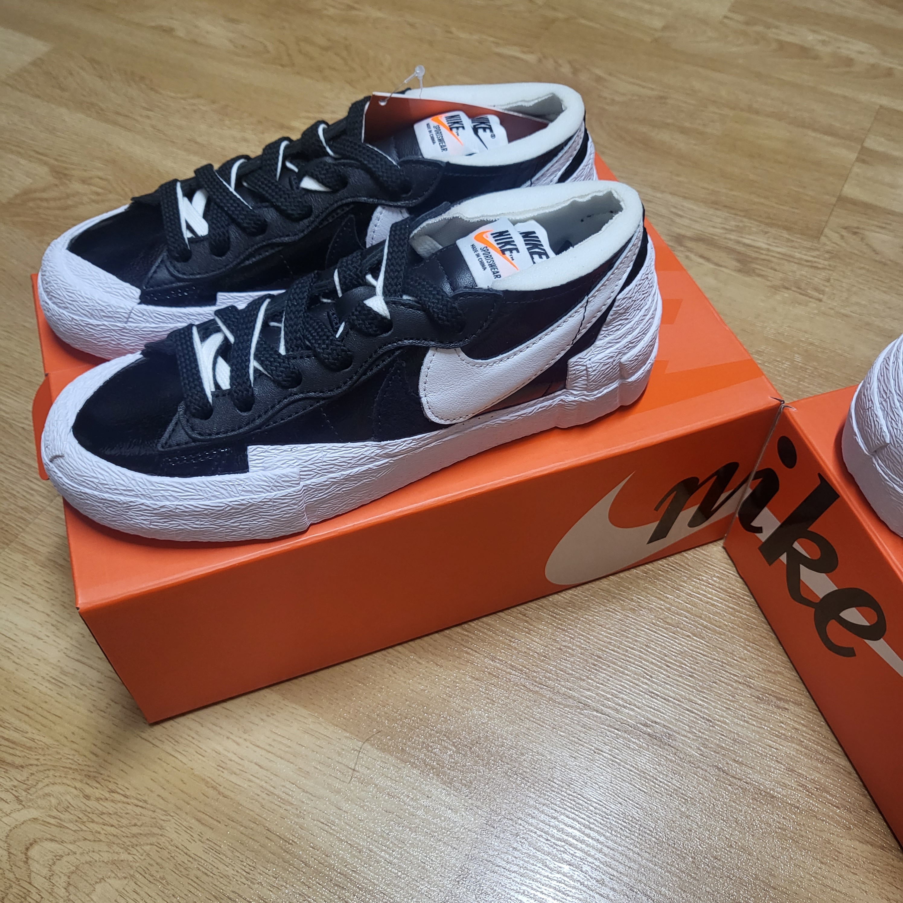 Nike x Sacai Blazer Low Black Patent Leather 착용 스타일 - 5