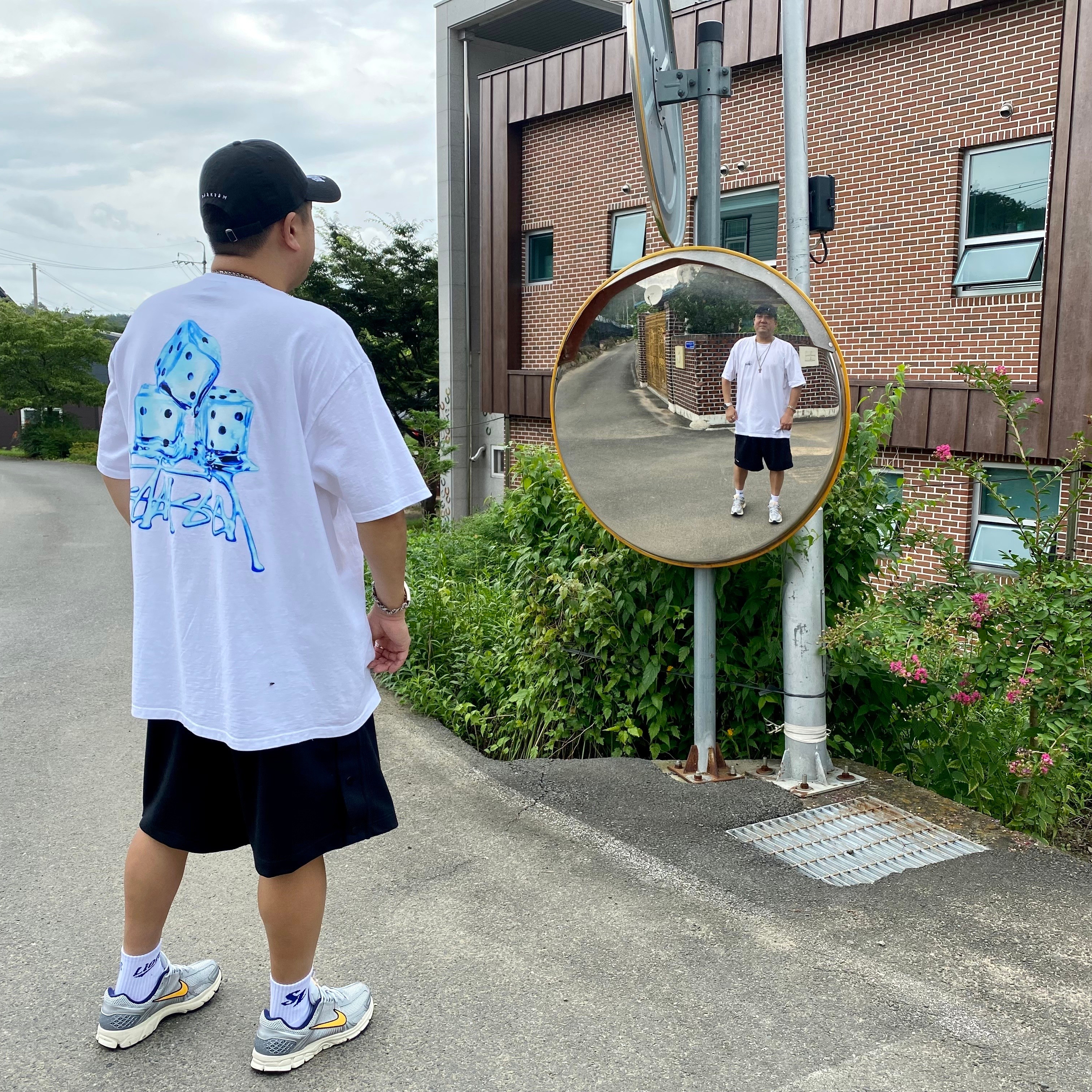 Darkr8m Studio x New Era Unstructured Ball Cap Black, Stussy Melted T-Shirt White 착용 스타일 - 2