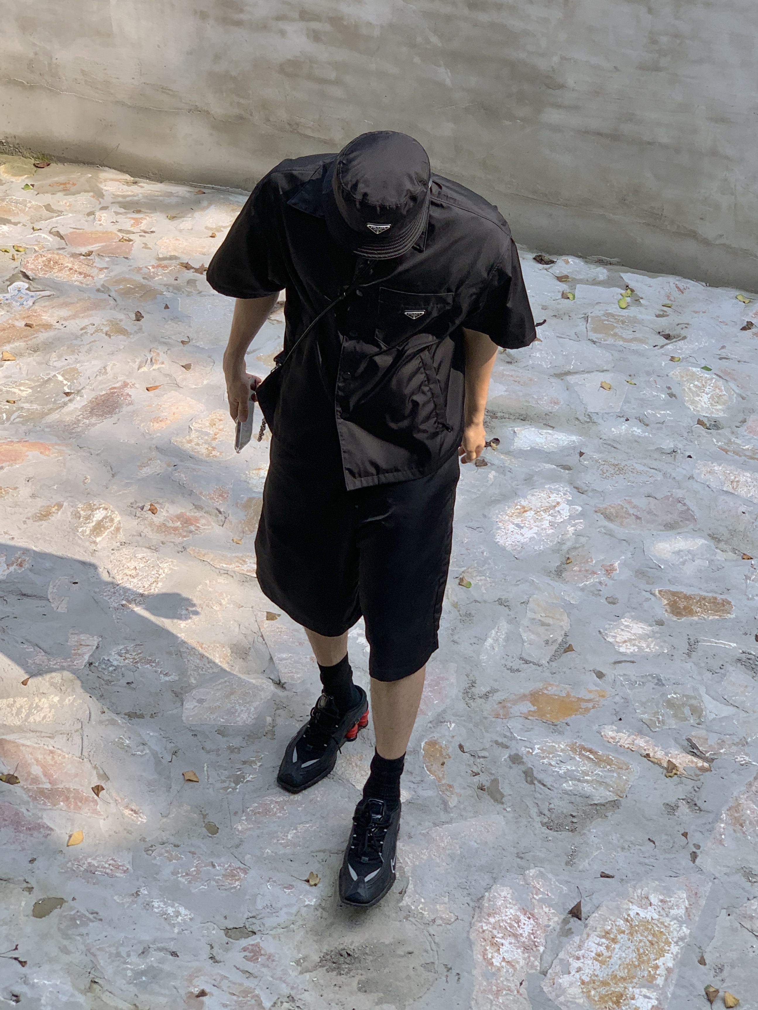 Nike x Martine Rose Shox MR4 Black, Prada Re-Nylon Bucket Hat Black 착용 스타일 - 5