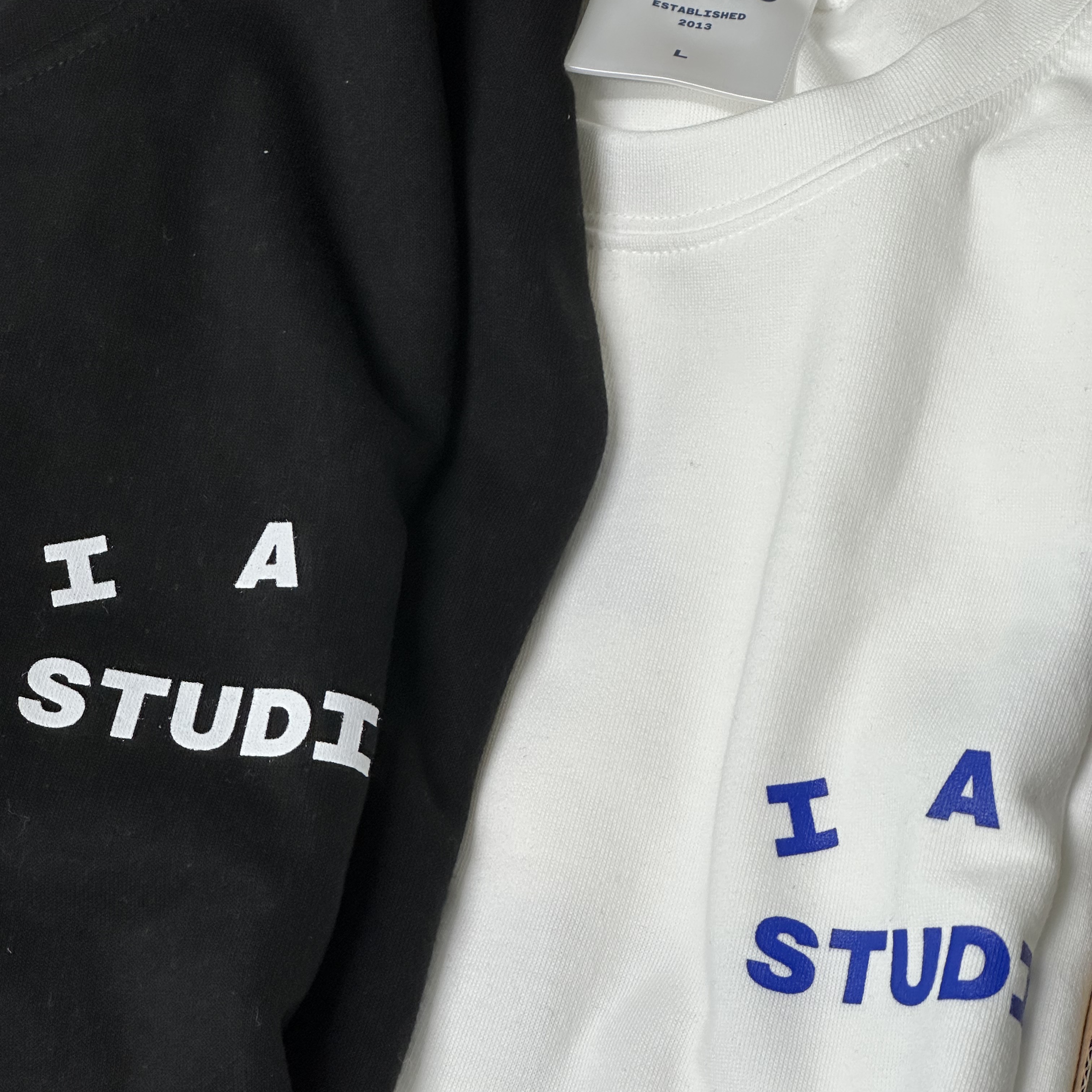 IAB Studio 10th Anniversary T-Shirts Pack White & Black (2 Pack) 착용 스타일