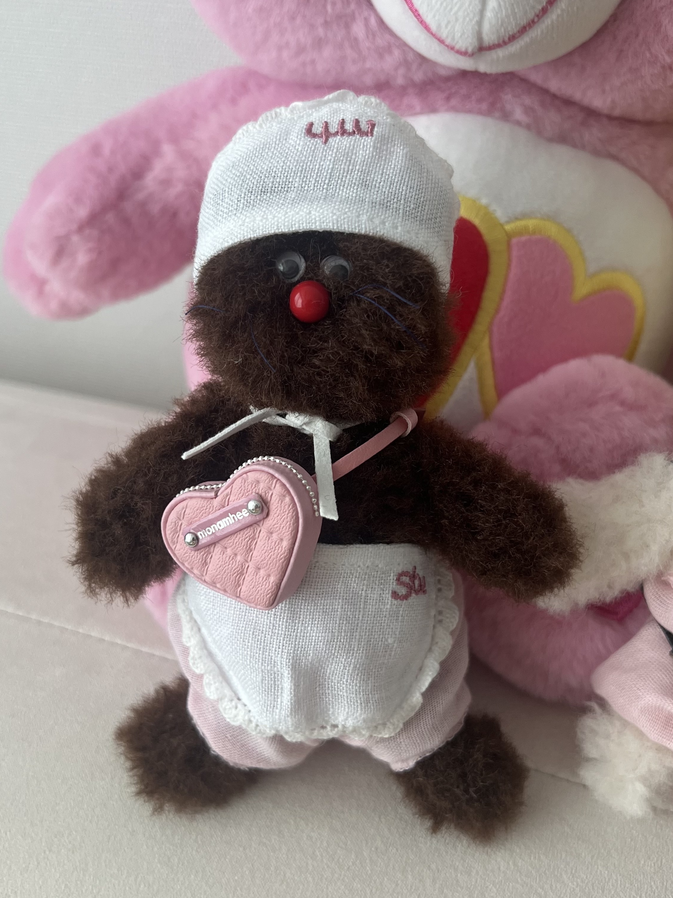 Monamhee Bred Keyring with Pink Pants Brown, STU x Monamhee Stu's Apron 착용 스타일 - 1
