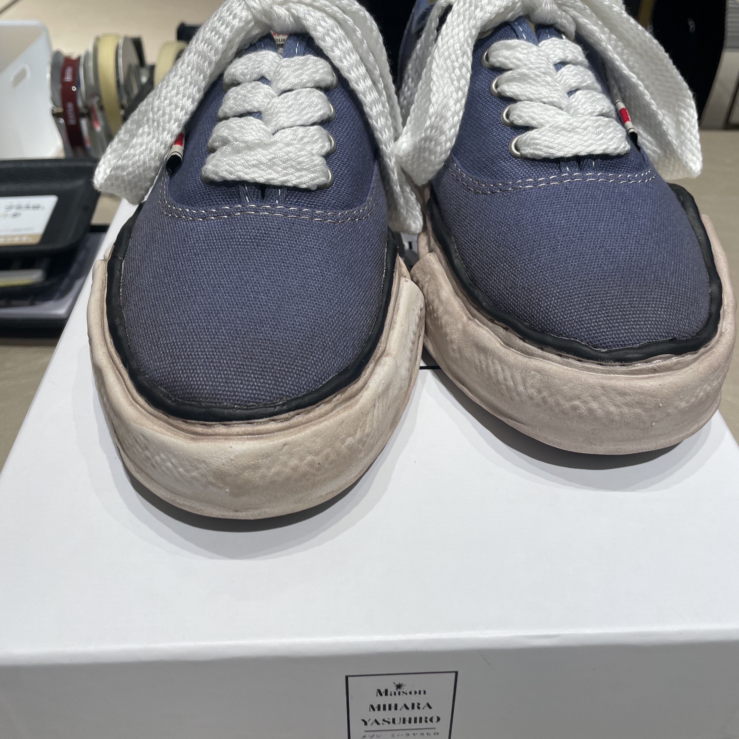 Maison Mihara Yasuhiro Baker OG DE Sole Canvas Low-top Sneakers Navy 착용 스타일 - 1