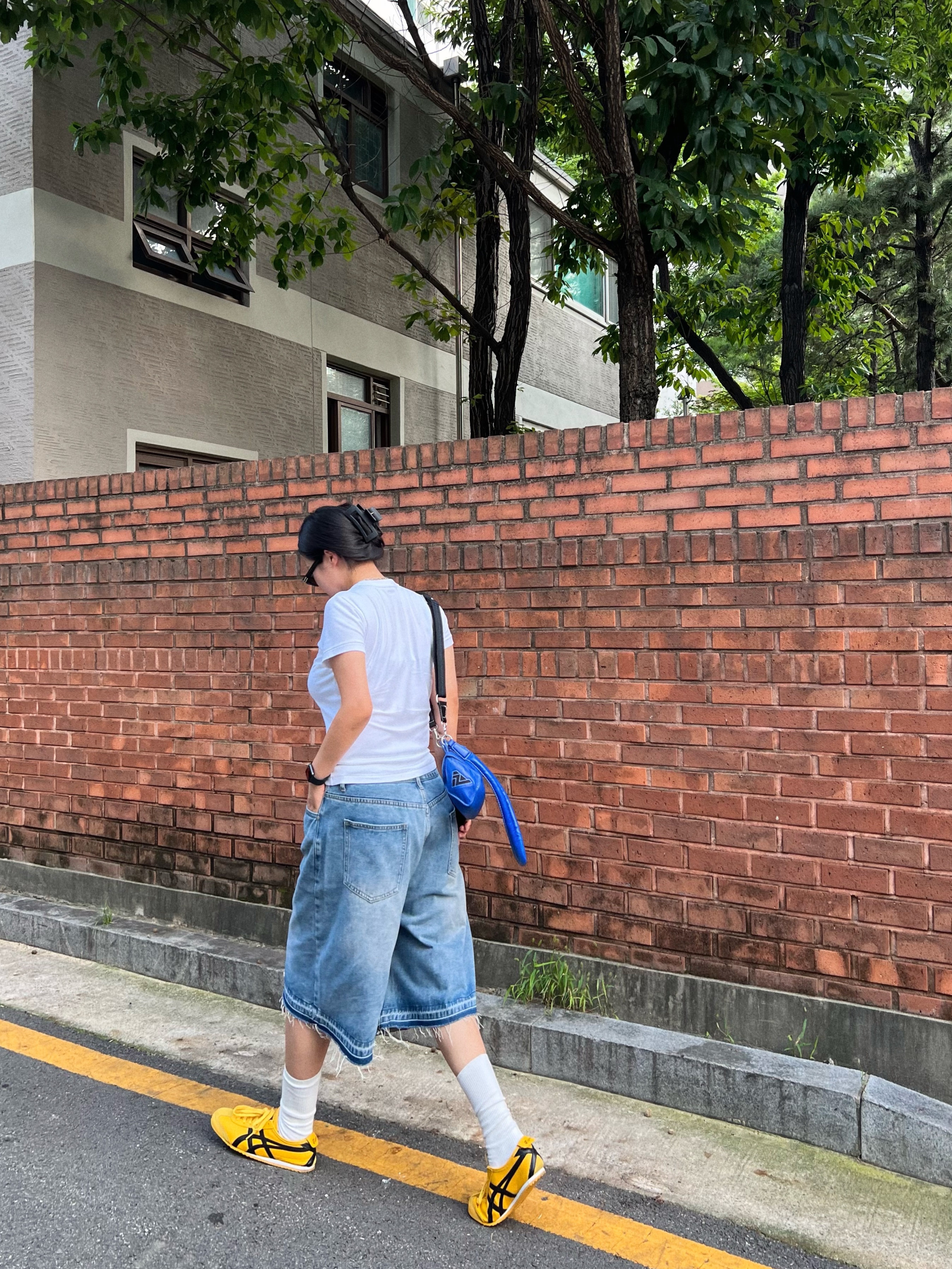 Onitsuka Tiger Mexico 66 Yellow Black, Ader Error x Zara Leather Shoulder Bag Blue 착용 스타일 - 3