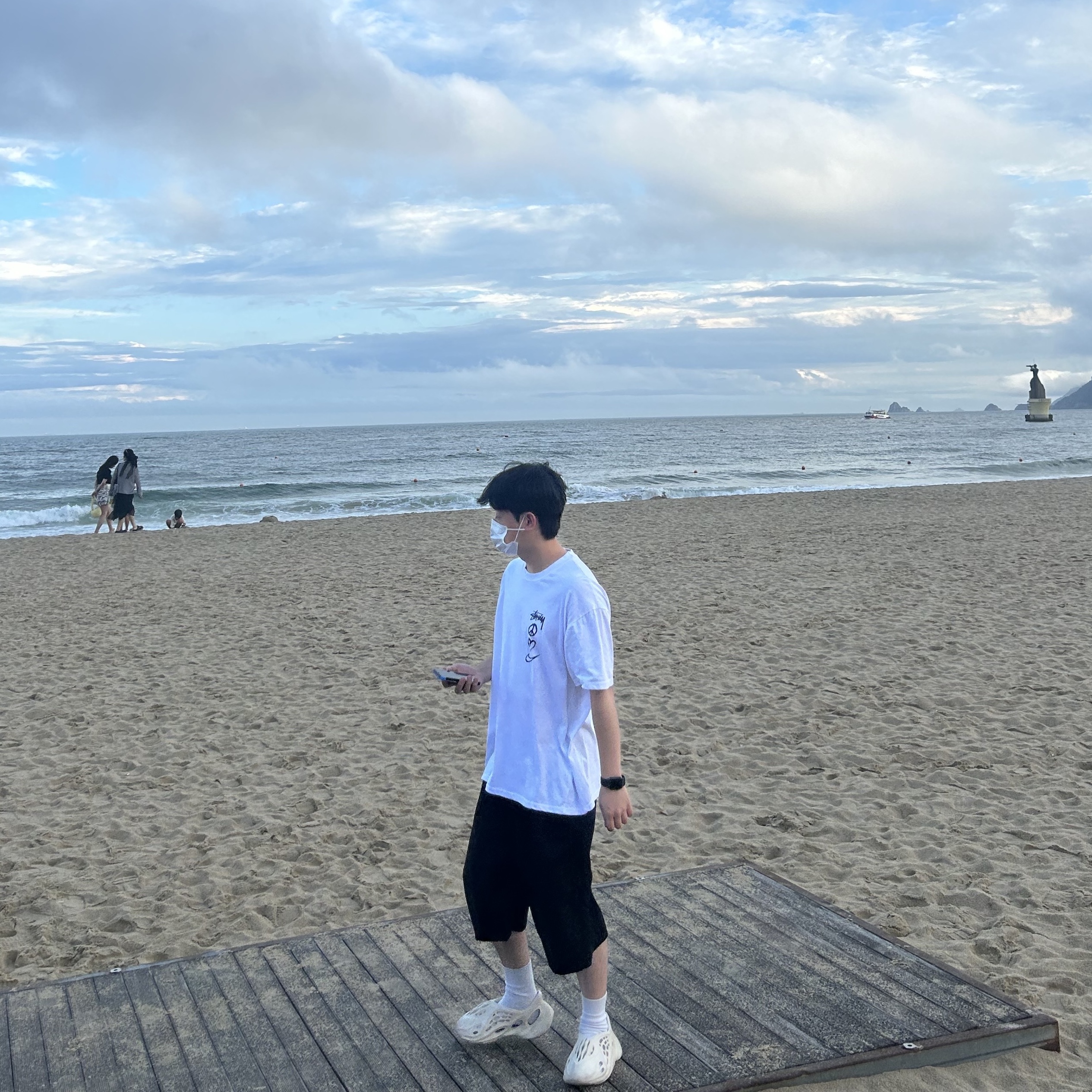 Nike x Stussy NRG RA T-Shirt Summit White (DM4943-121), Adidas Yeezy Foam RNNR Sand 착용 스타일 - 1