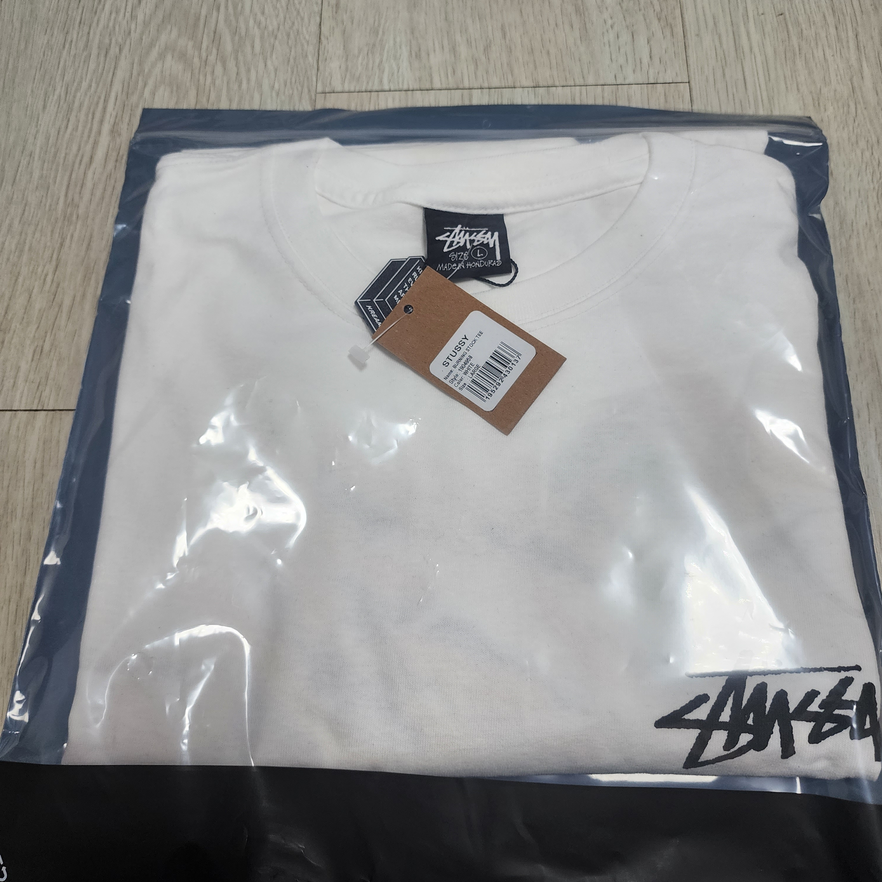 Stussy Burning Stock T-Shirt White 착용 스타일 - 1