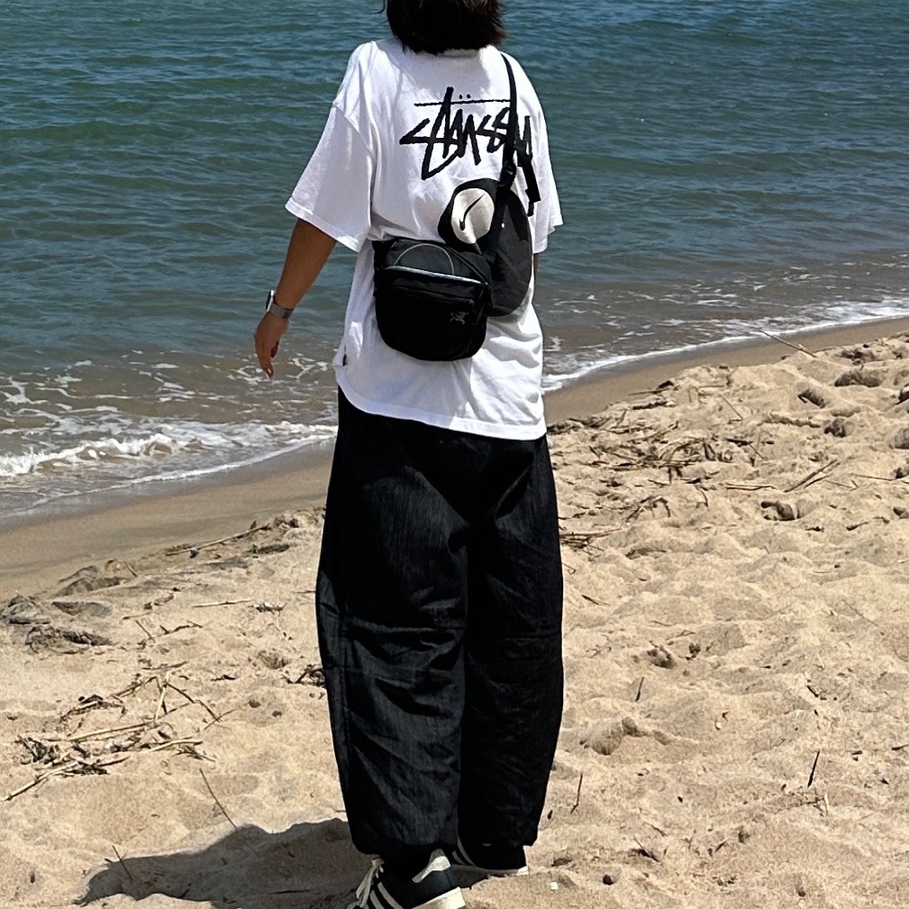 Arc'teryx Mantis 1 Waistpack Black, Nike x Stussy NRG FL SS 8 Ball T-Shirt White (DO9323-100) 착용 스타일