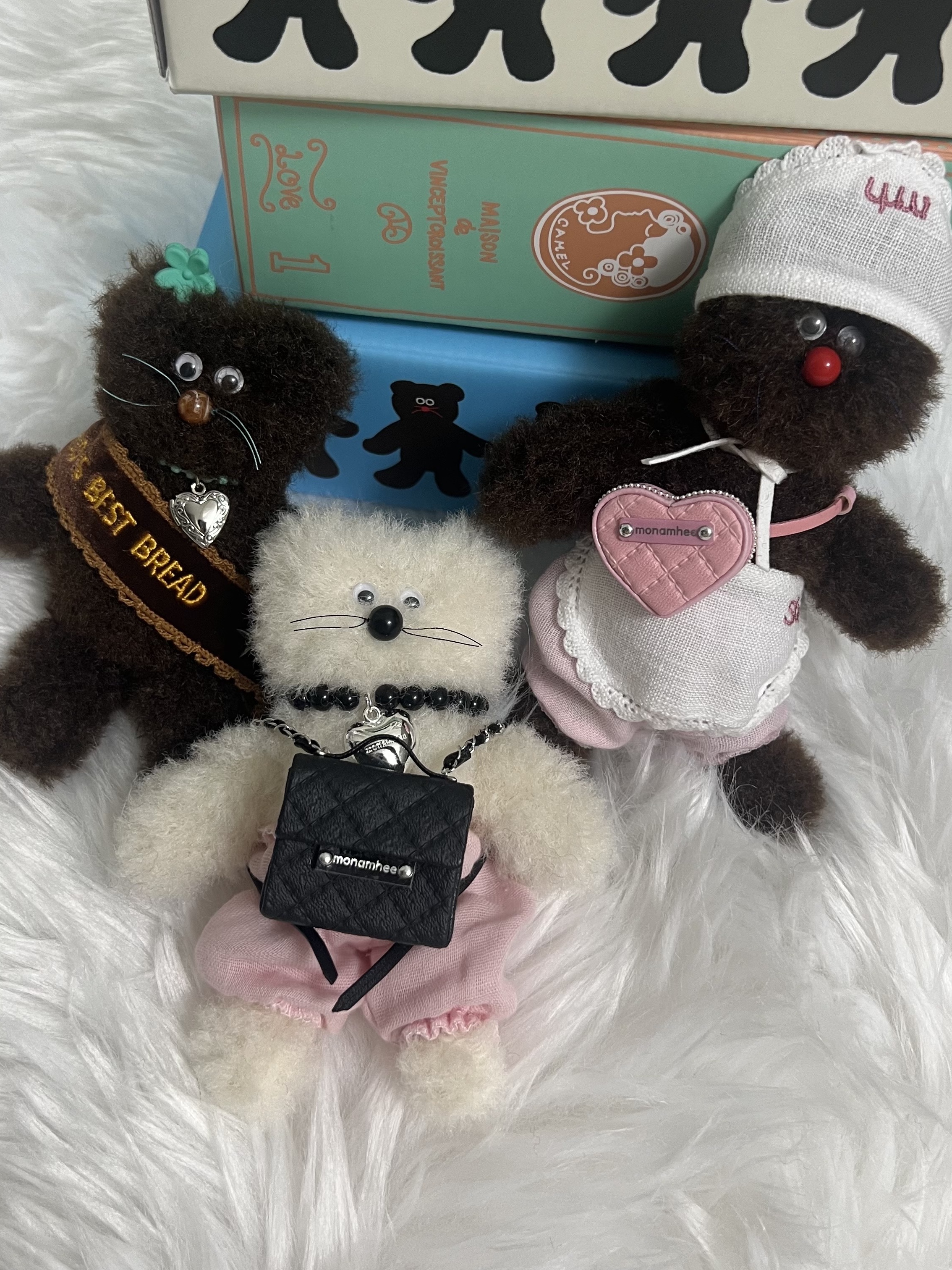 Monamhee Bred Keyring with Pink Pants Brown, STU x Monamhee Stu's Apron 착용 스타일 - 2