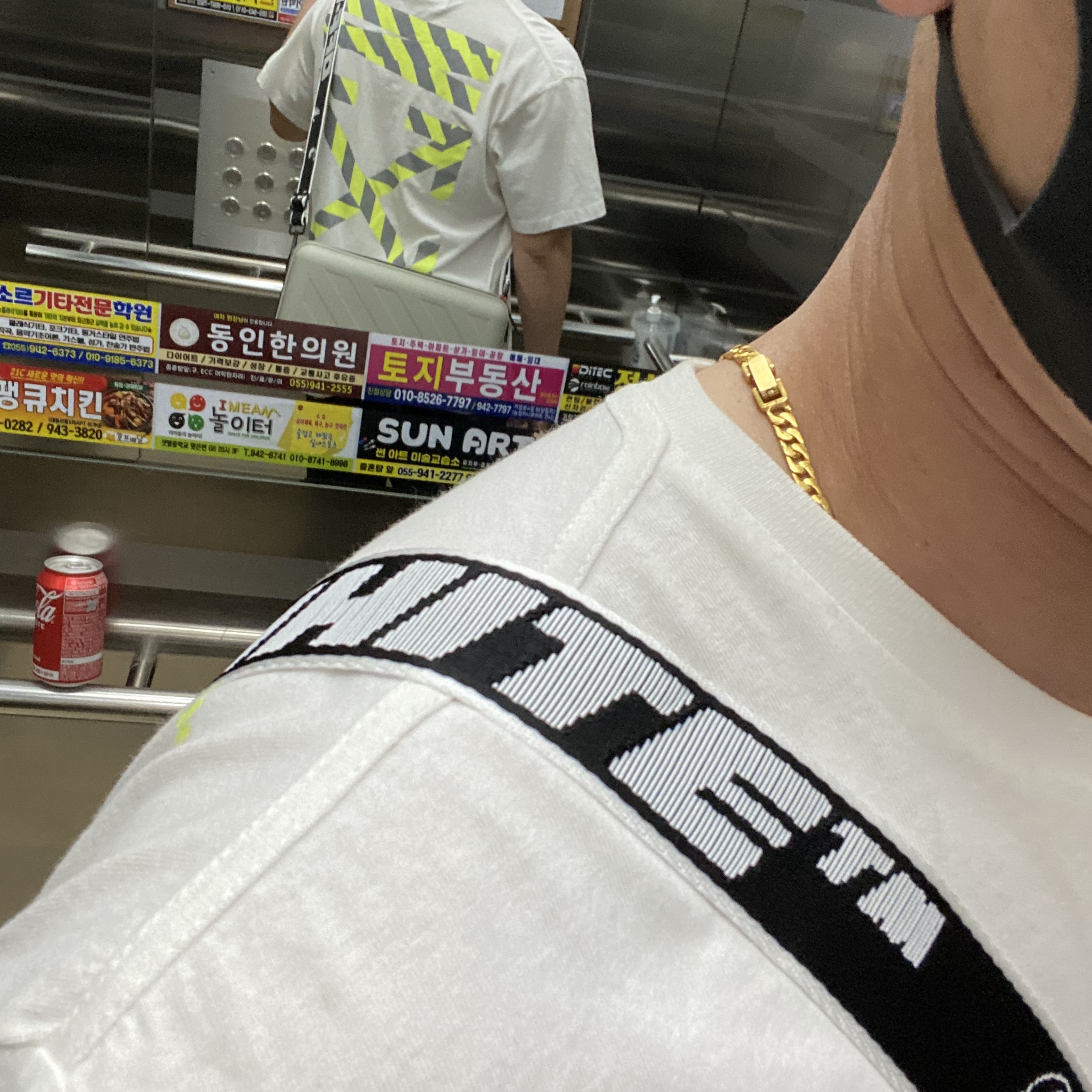 Off-White x Amore Pacific Protection Box (Without Cosmetics) 착용 스타일 - 1