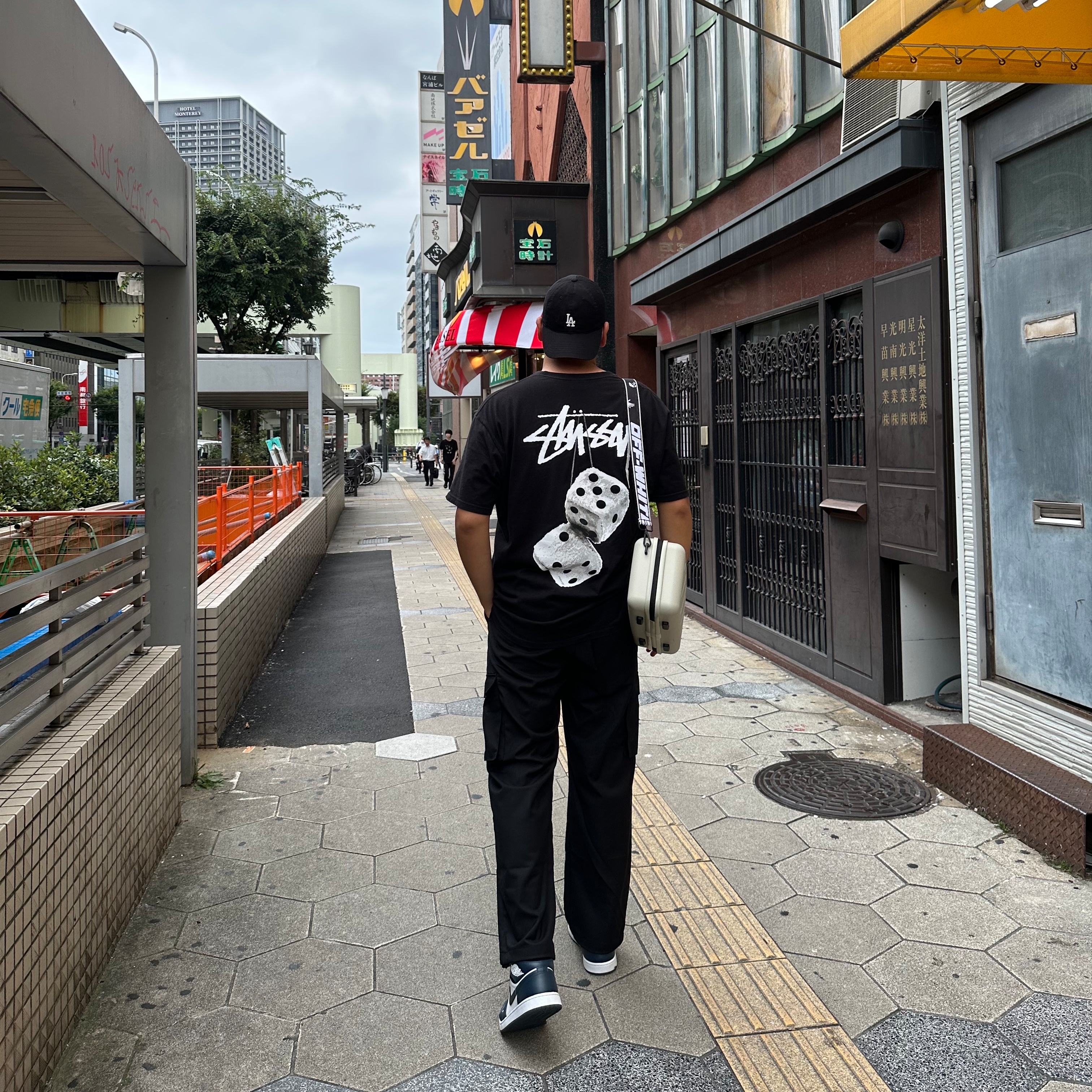 Jordan 1 Mid Dark Teal, Stussy Fuzzy Dice T-Shirt Black 착용 스타일 - 1