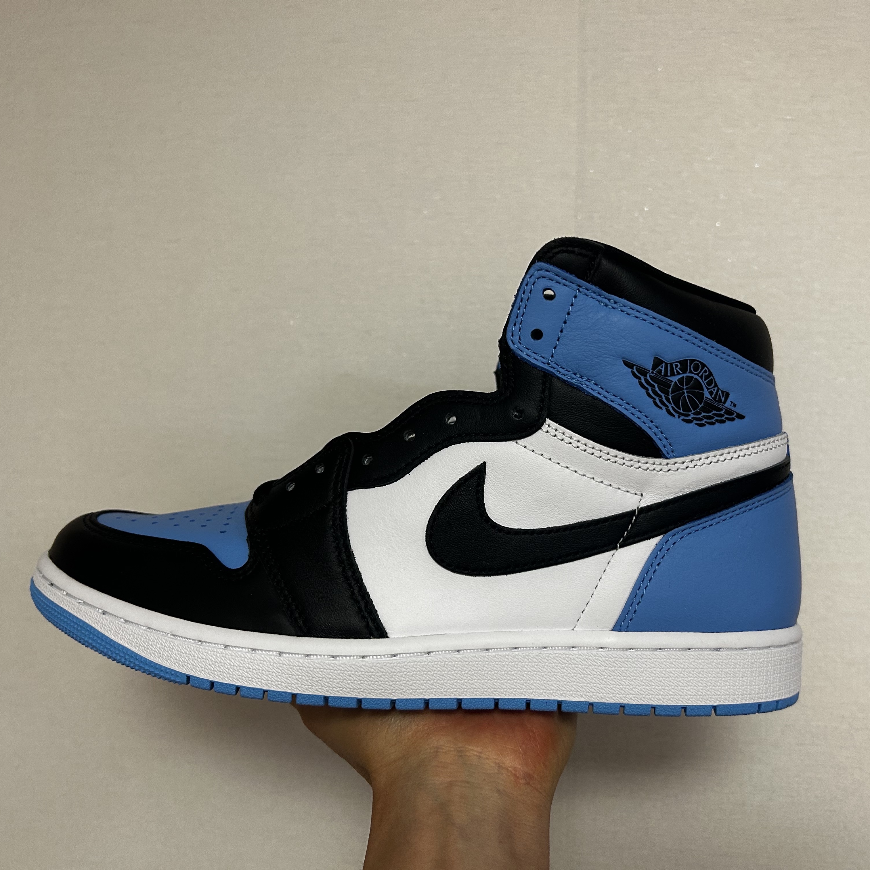 Jordan 1 Retro High OG University Blue 착용 스타일 - 1