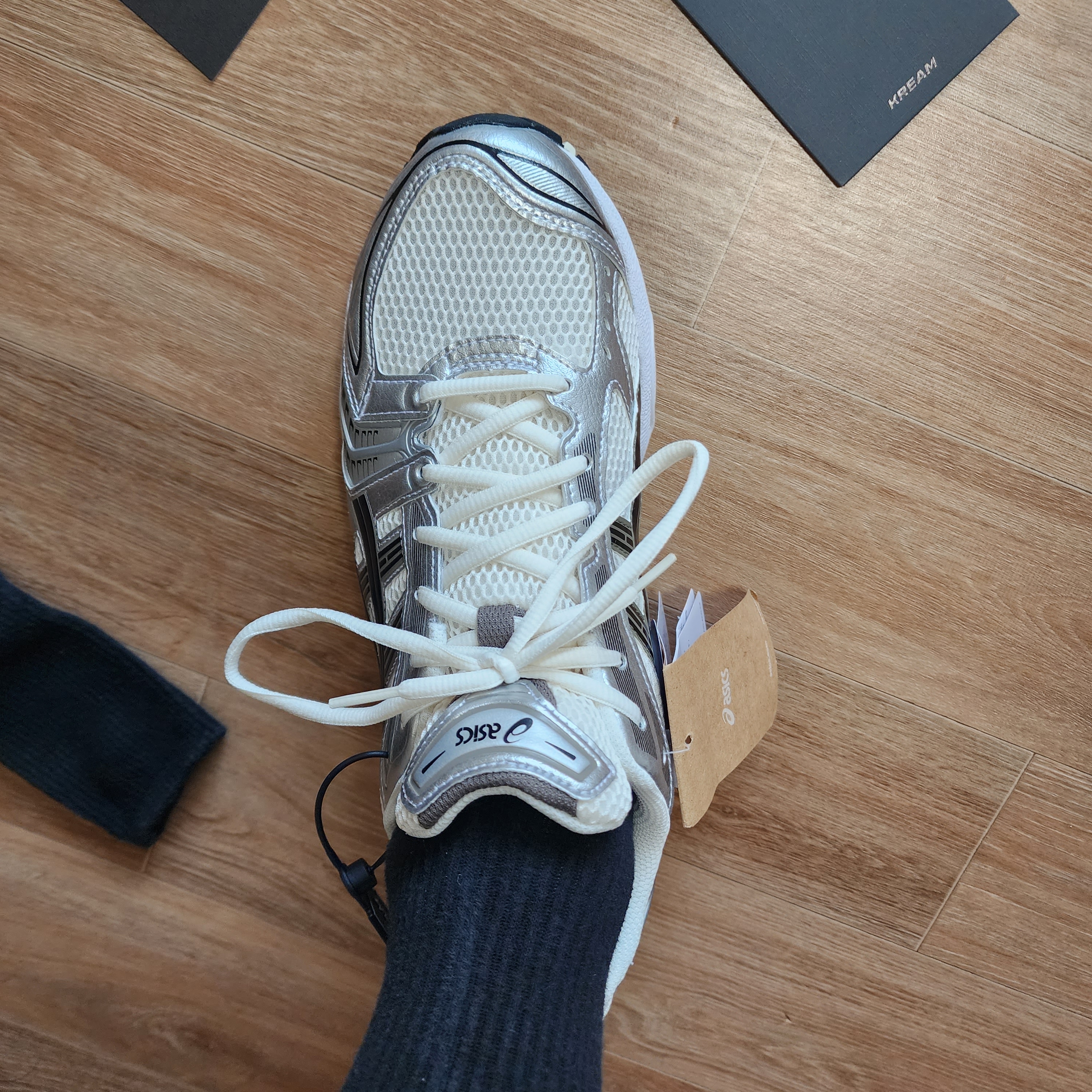 Asics Gel-Kayano 14 Cream Black 착용 스타일 - 2
