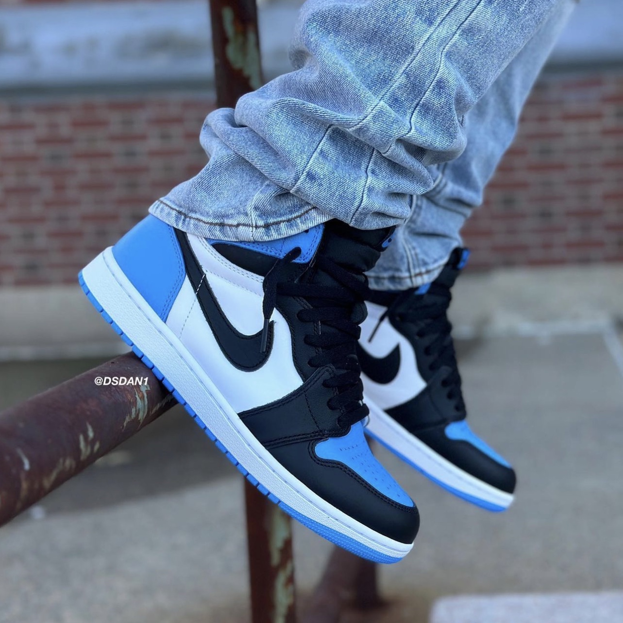 Jordan 1 Retro High OG University Blue 착용 스타일 - 1