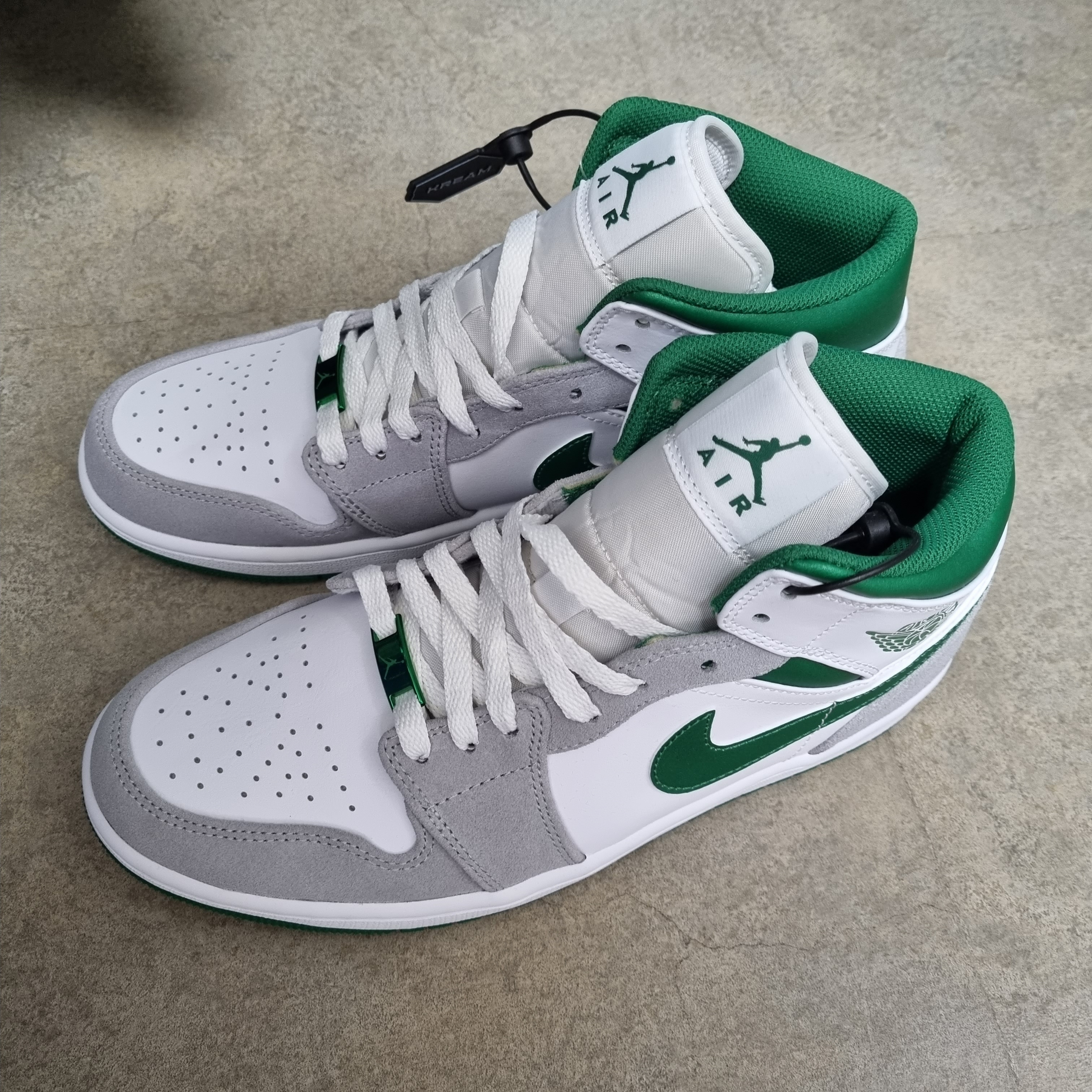 Jordan 1 Mid SE Pine Green Light Smoke Grey 착용 스타일