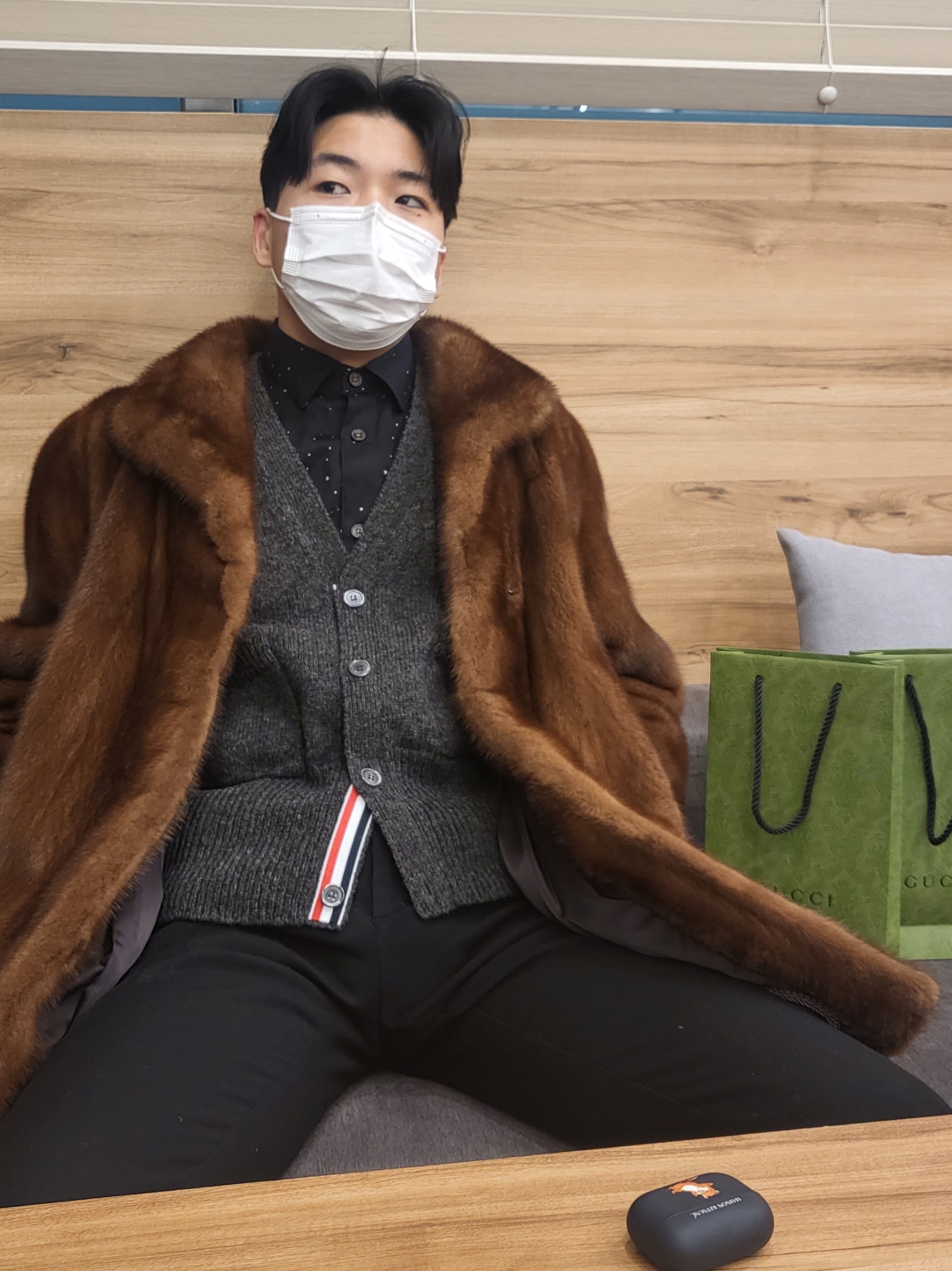 Thom Browne Shetland 4-Bar Classic Cardigan Dark Grey 착용 스타일 - 1
