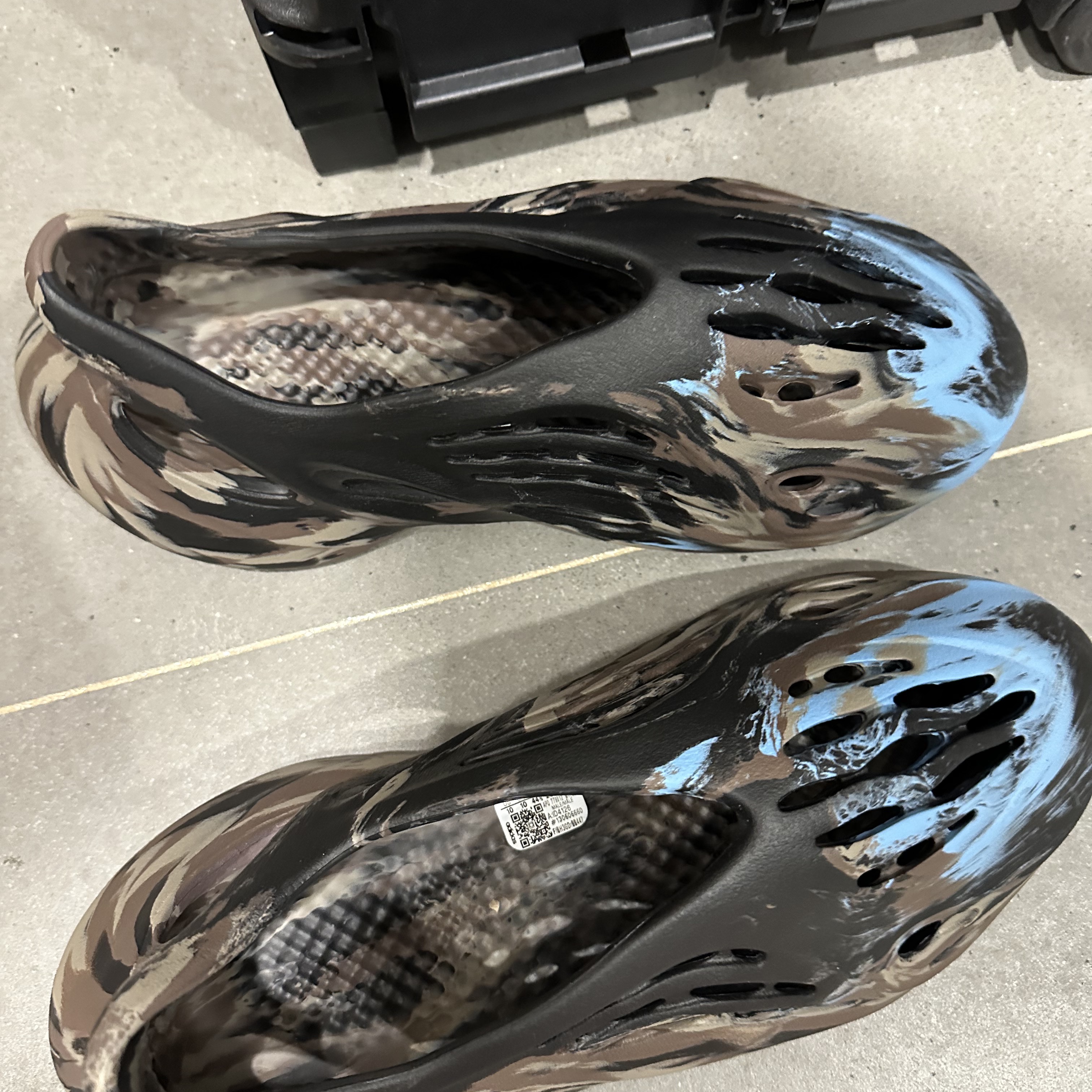 Adidas Yeezy Foam RNNR MX Cinder 착용 스타일