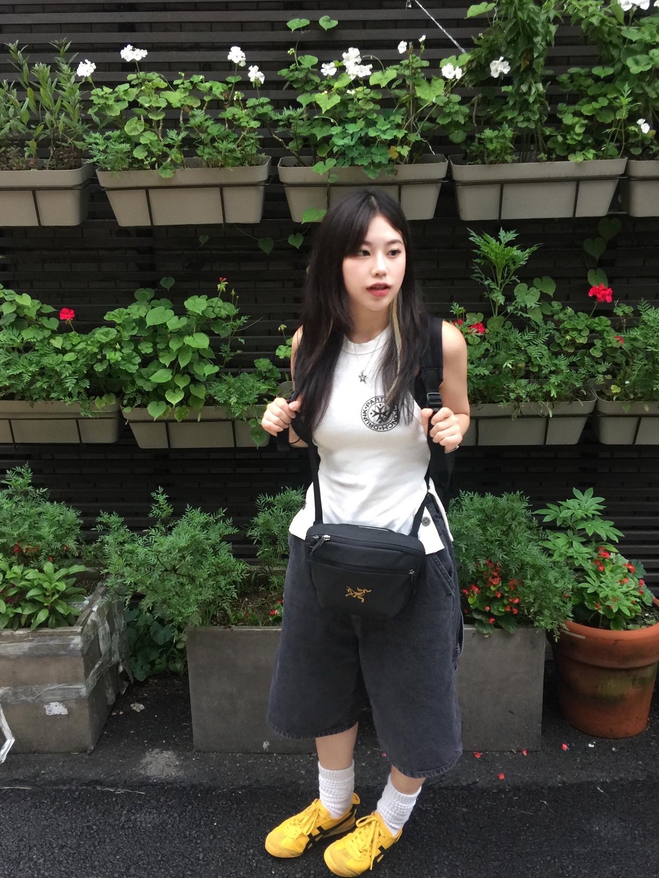 Onitsuka Tiger Mexico 66 Yellow Black, Arc'teryx Mantis 2 Waistpack 24K Black 착용 스타일