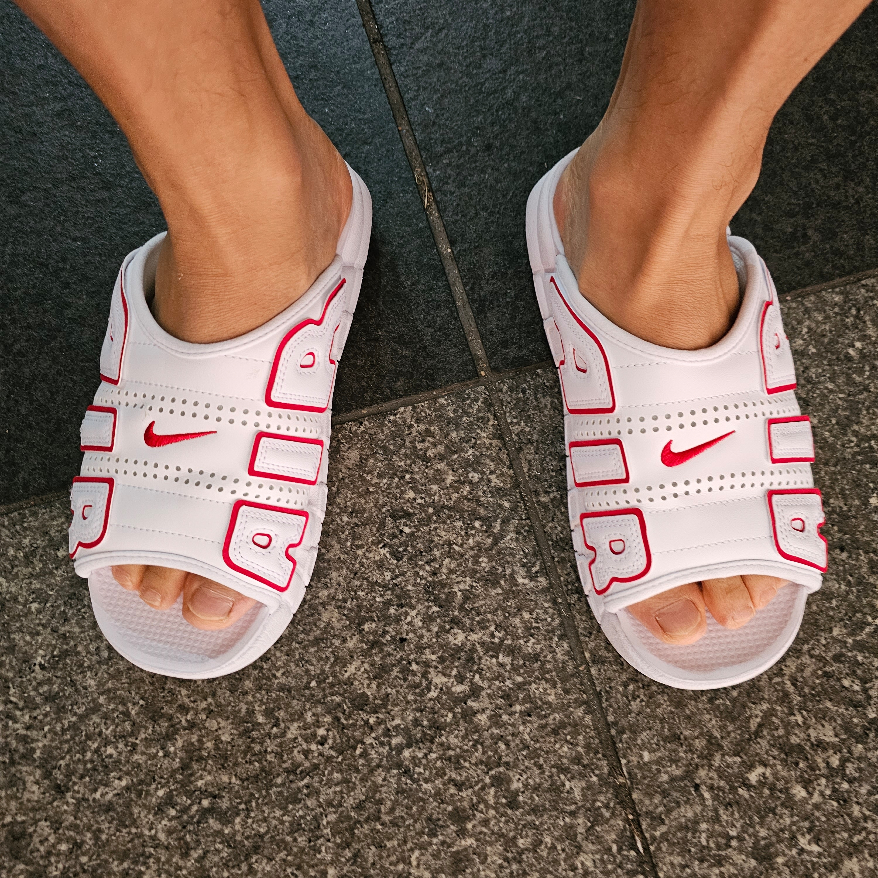 Nike Air More Uptempo Slide White University Red 착용 스타일