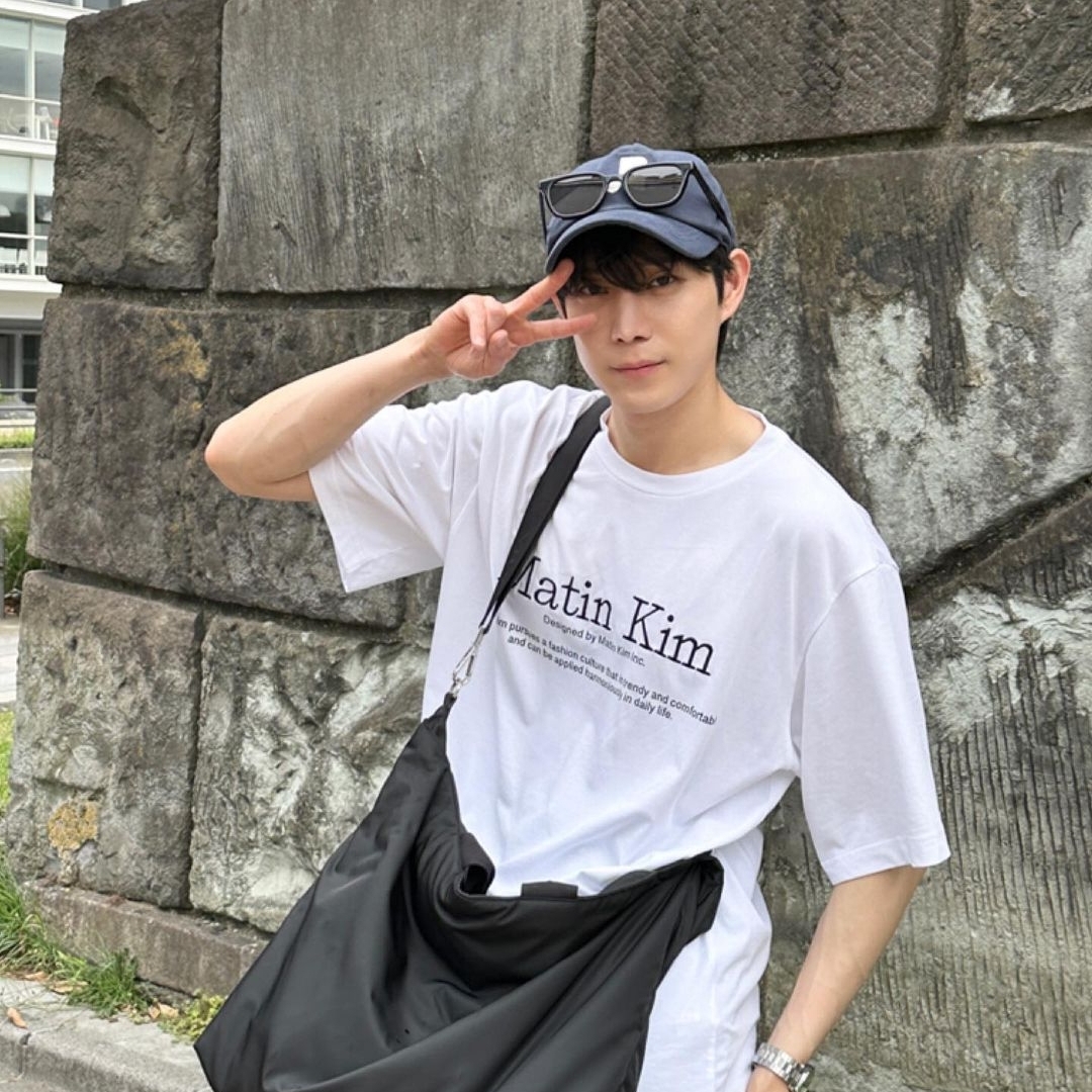 Matin Kim Heritage Logo Top White, Prada Re-Nylon and Saffiano Leather Tote Bag Black 착용 스타일 - 1