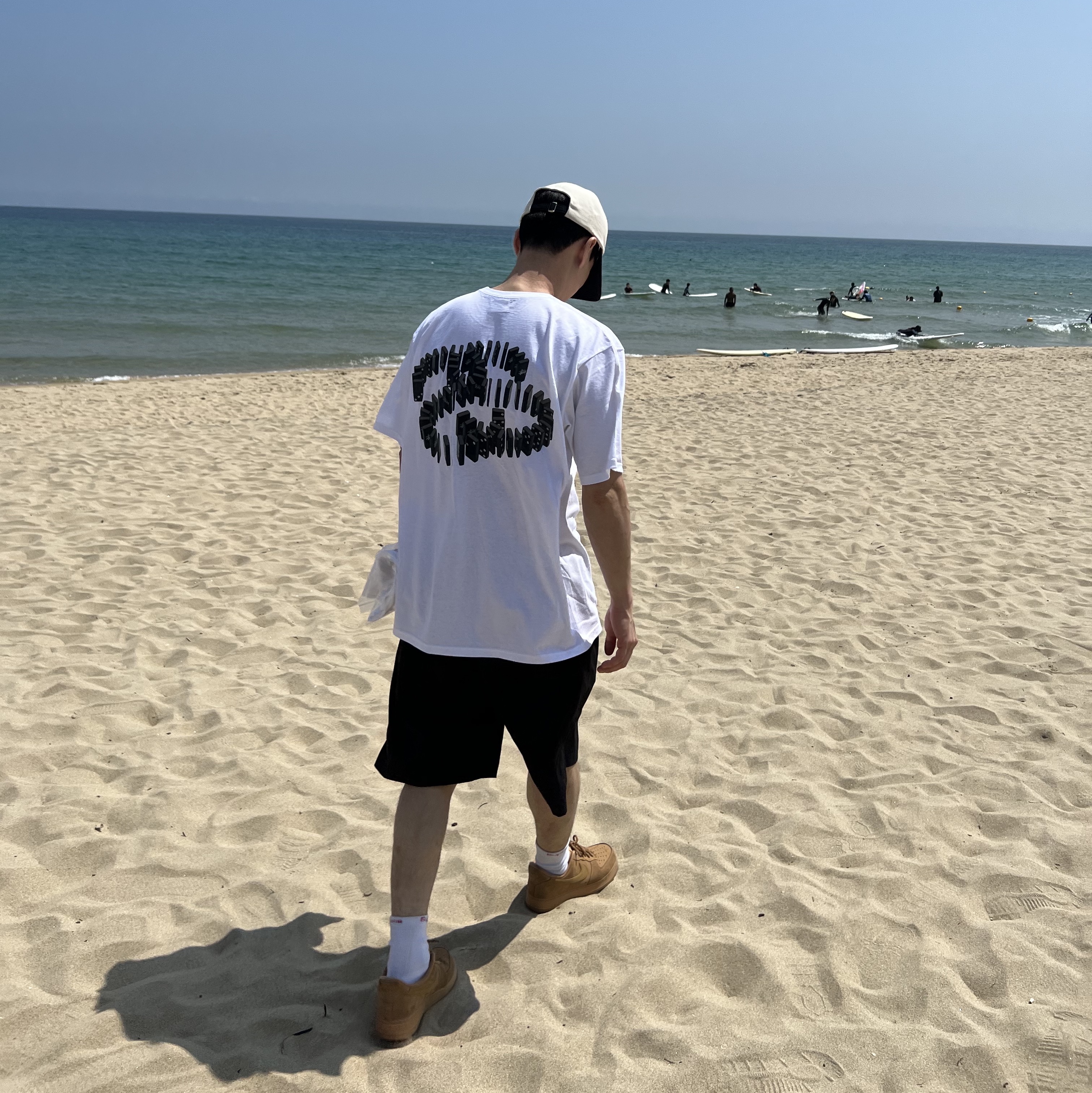 Stussy Dominoes T-Shirt White, Nike Air Force 1 '07 WB Flax 착용 스타일