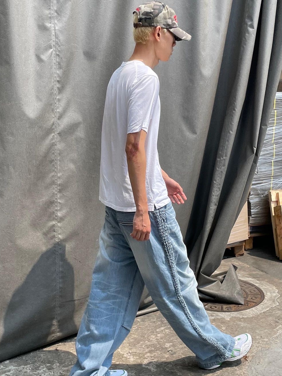 [KREAM 단독] Etce Smocking Baggy Jean Blue 착용 스타일 - 2
