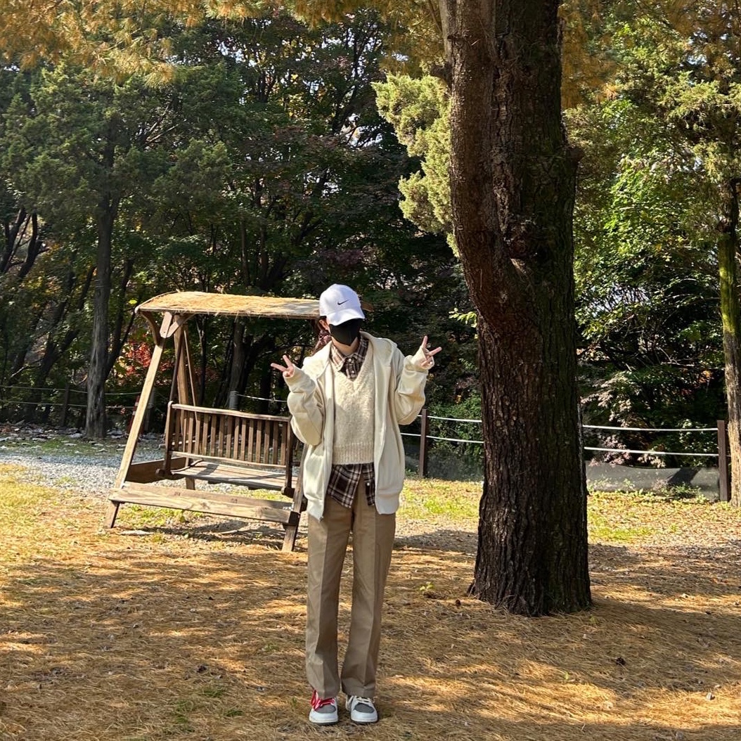 Jordan 1 x Travis Scott Retro Low OG SP Sail and Ridgerock, Stussy Basic Stussy Zip Hoodie Putty 2022 착용 스타일