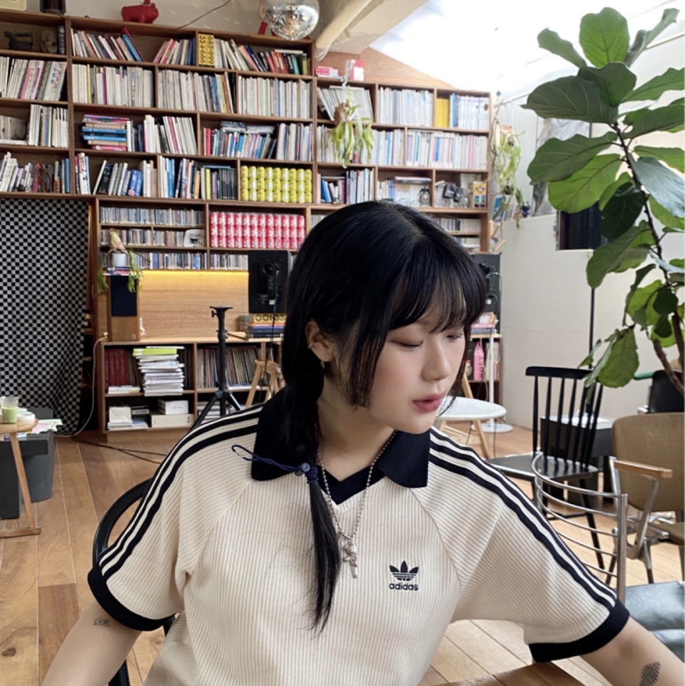 Adidas Adicolor Classics Waffle Polo Shirt Wonder White - US Sizing, Adidas Samba OG Black White Gum 착용 스타일 - 1