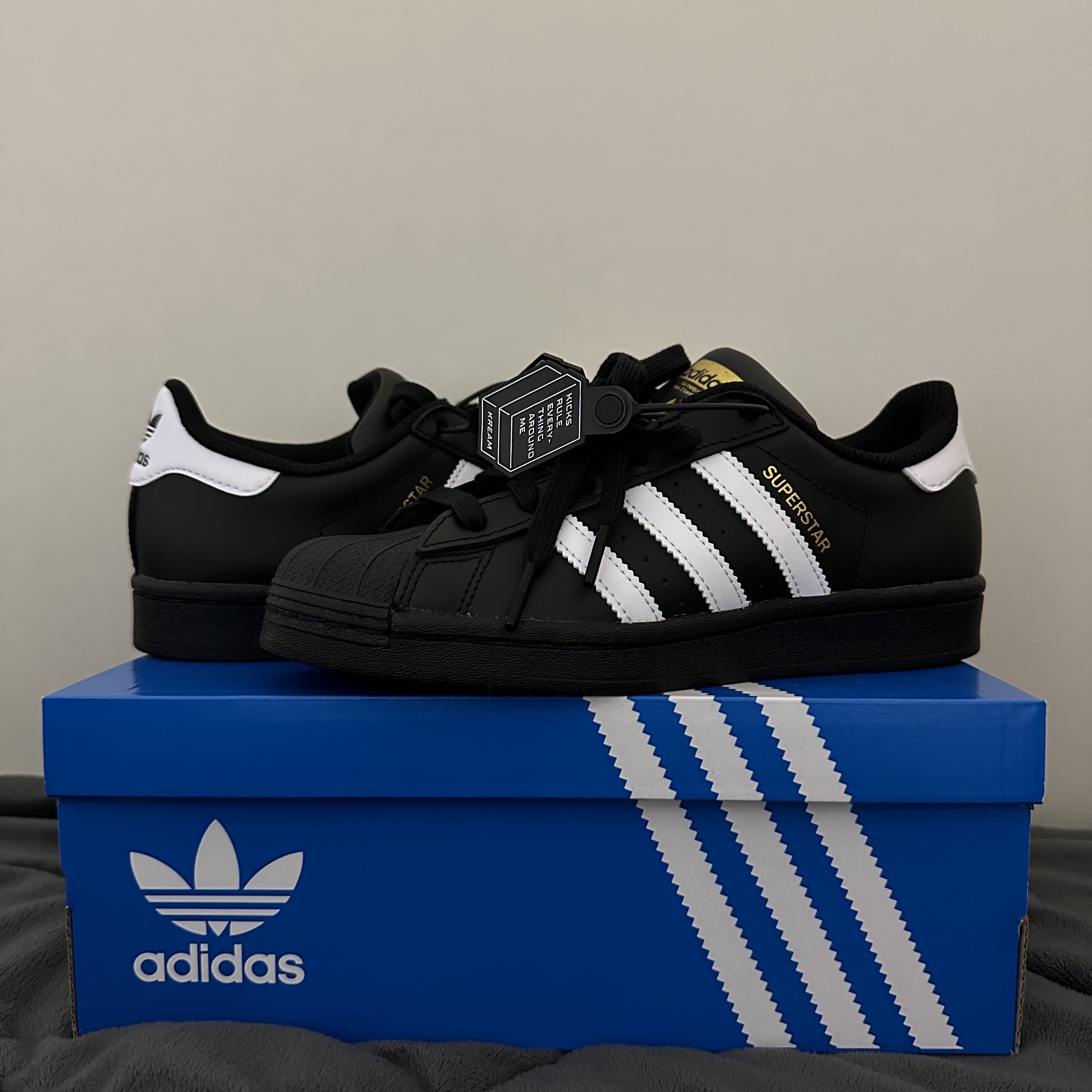 (J) Adidas Superstar Black White 착용 스타일