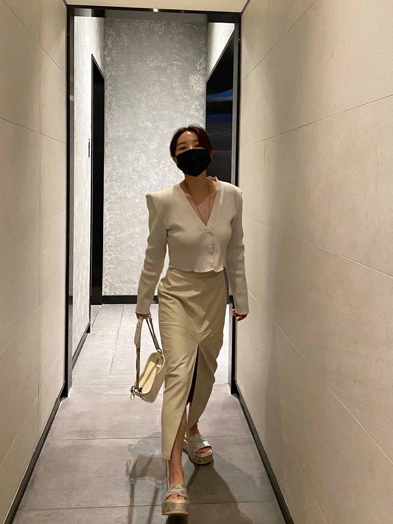 (W) Gucci Jumbo GG Platform Slide Sandal Beige Light Pink, (W) Gucci Platform Slide Sandal Dark Blue Ivory 착용 스타일 - 2