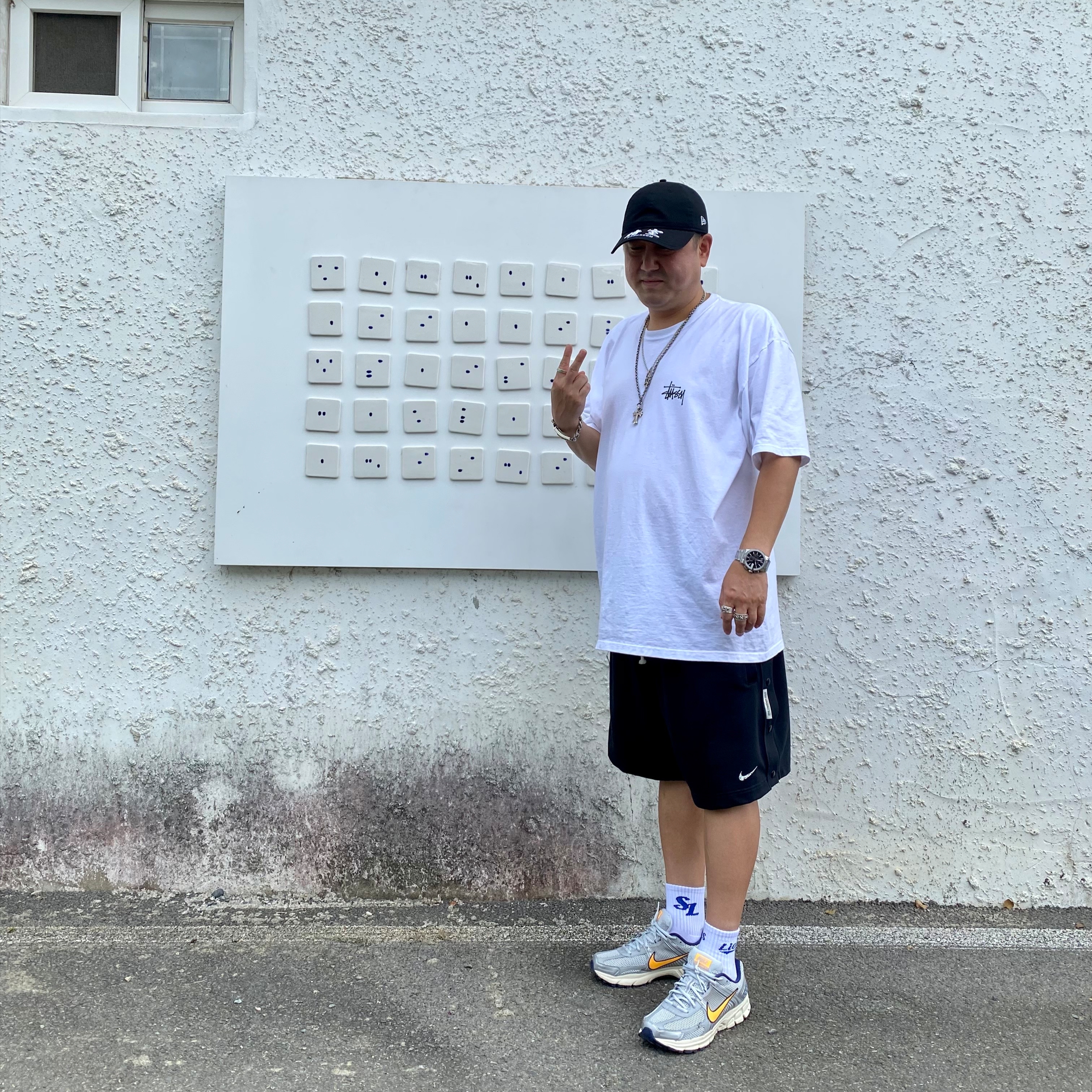Darkr8m Studio x New Era Unstructured Ball Cap Black, Stussy Melted T-Shirt White 착용 스타일 - 4