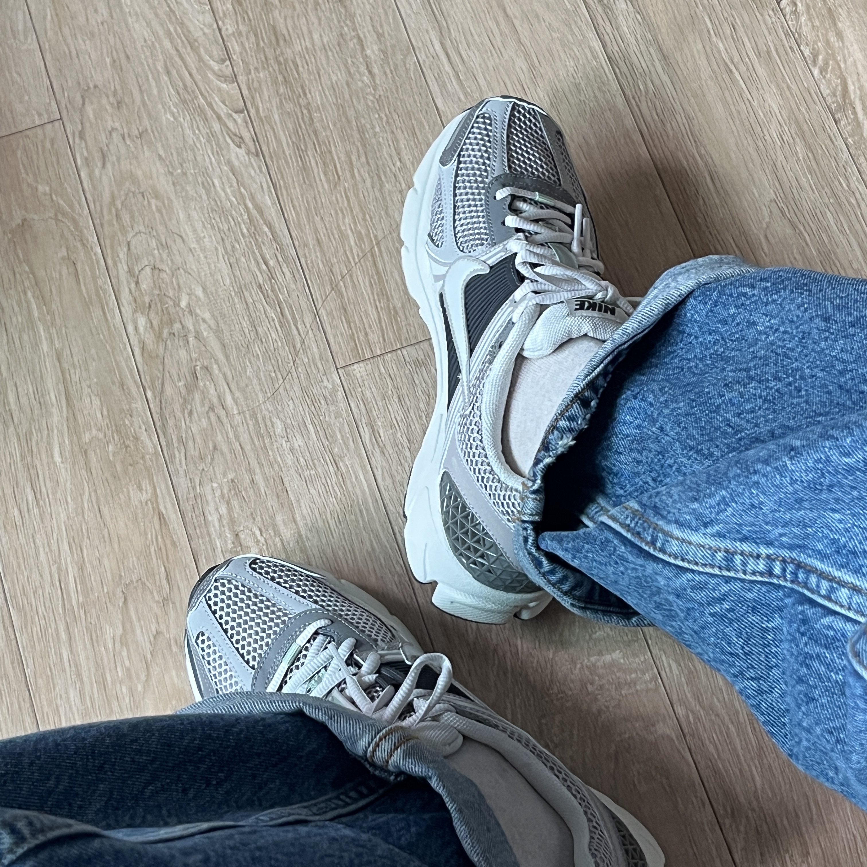 (W) Nike Zoom Vomero 5 Cobblestone and Flat Pewter 착용 스타일 - 2