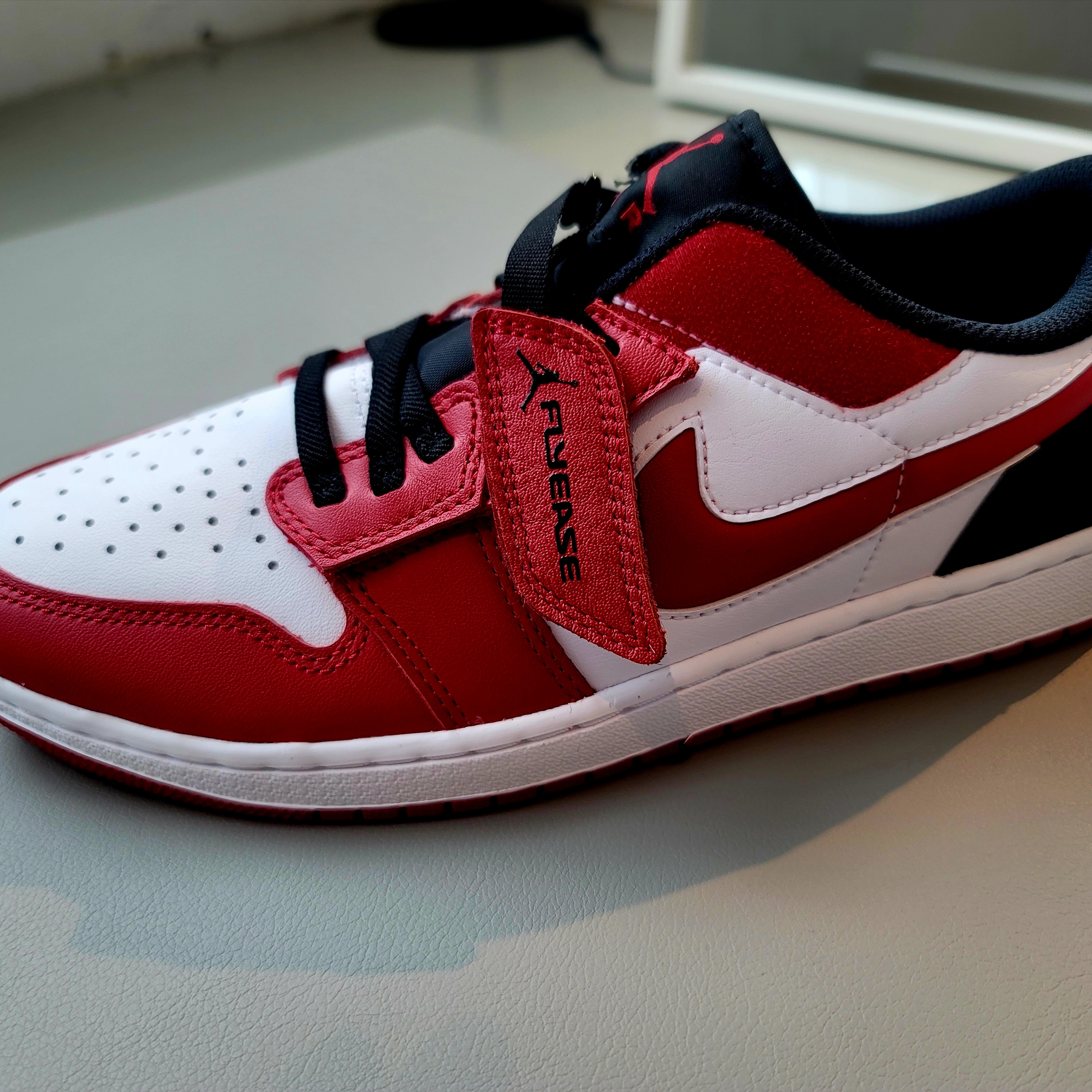 Jordan 1 Low Flyease Gym Red and Black 착용 스타일