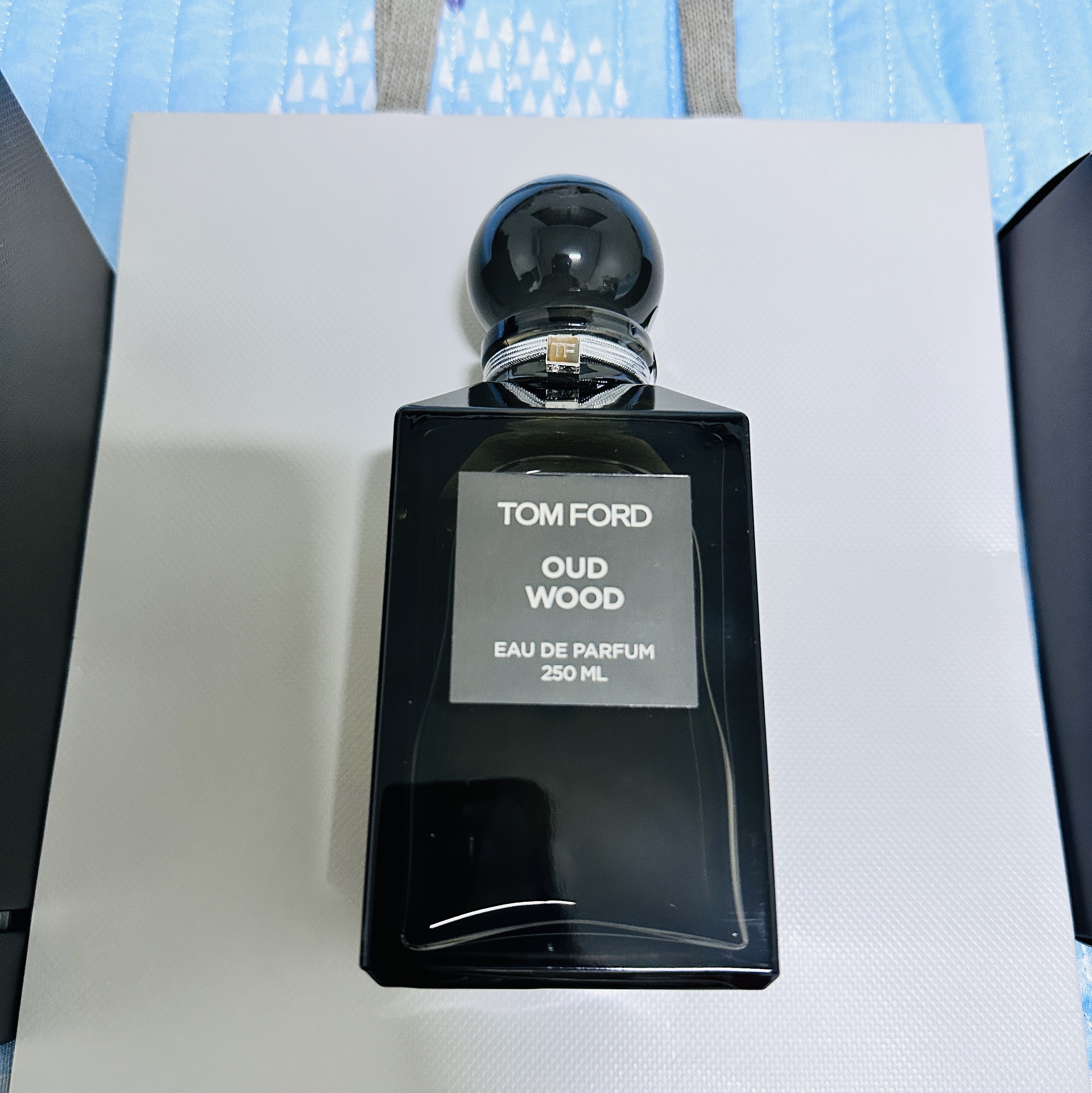 Tom Ford Oud Wood Eau De Parfum 250ml 착용 스타일 - 2