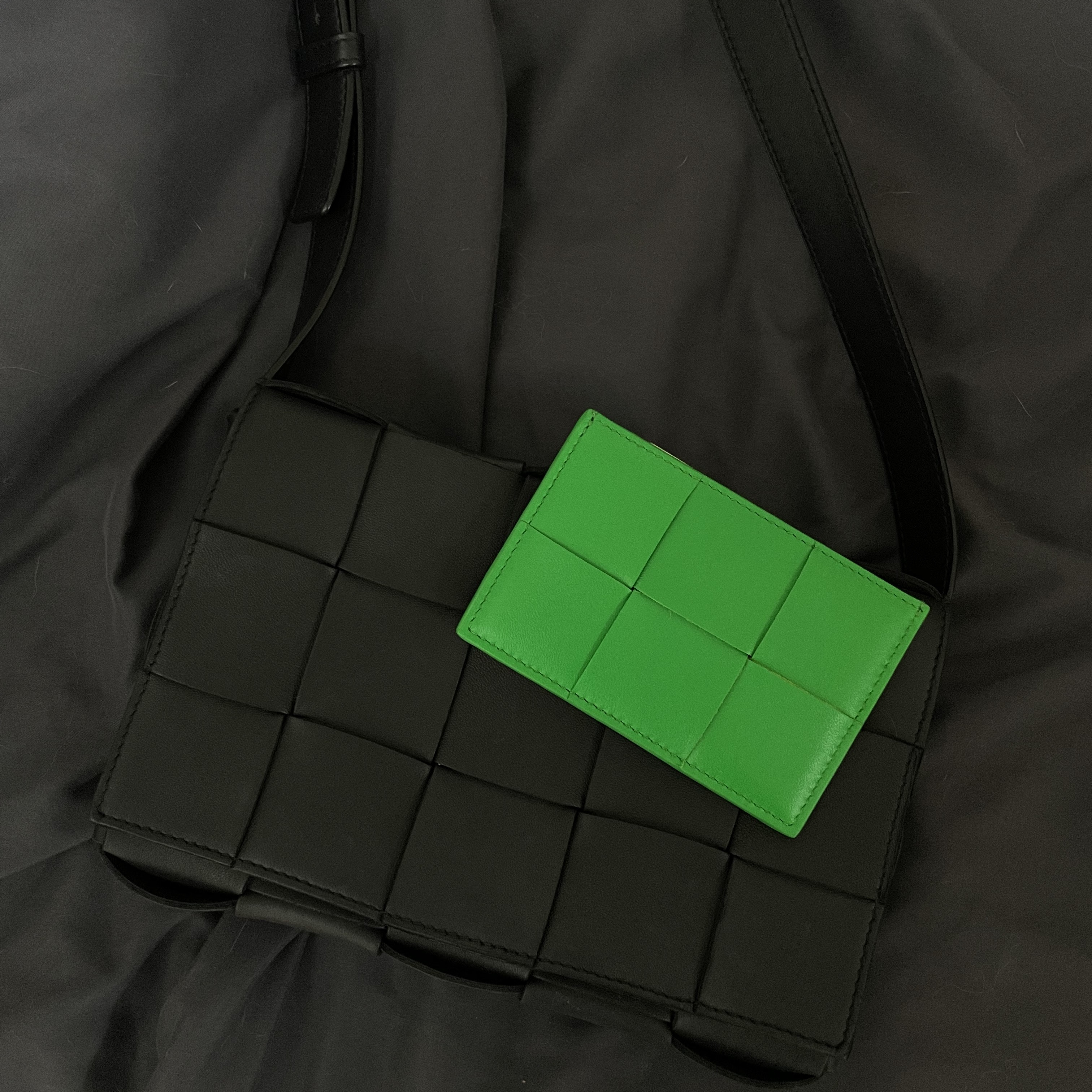 Bottega Veneta Credit Card Case Lambskin & Calfskin Parakeet 착용 스타일