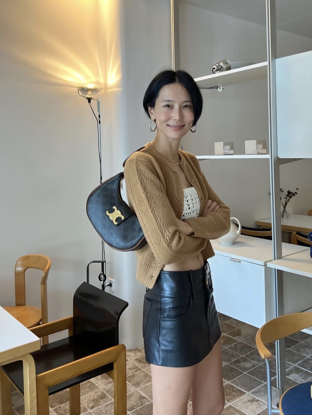 Celine Medium Ava Triomphe Bag in Triomphe Canvas Calfskin Tan 착용 스타일 - 1