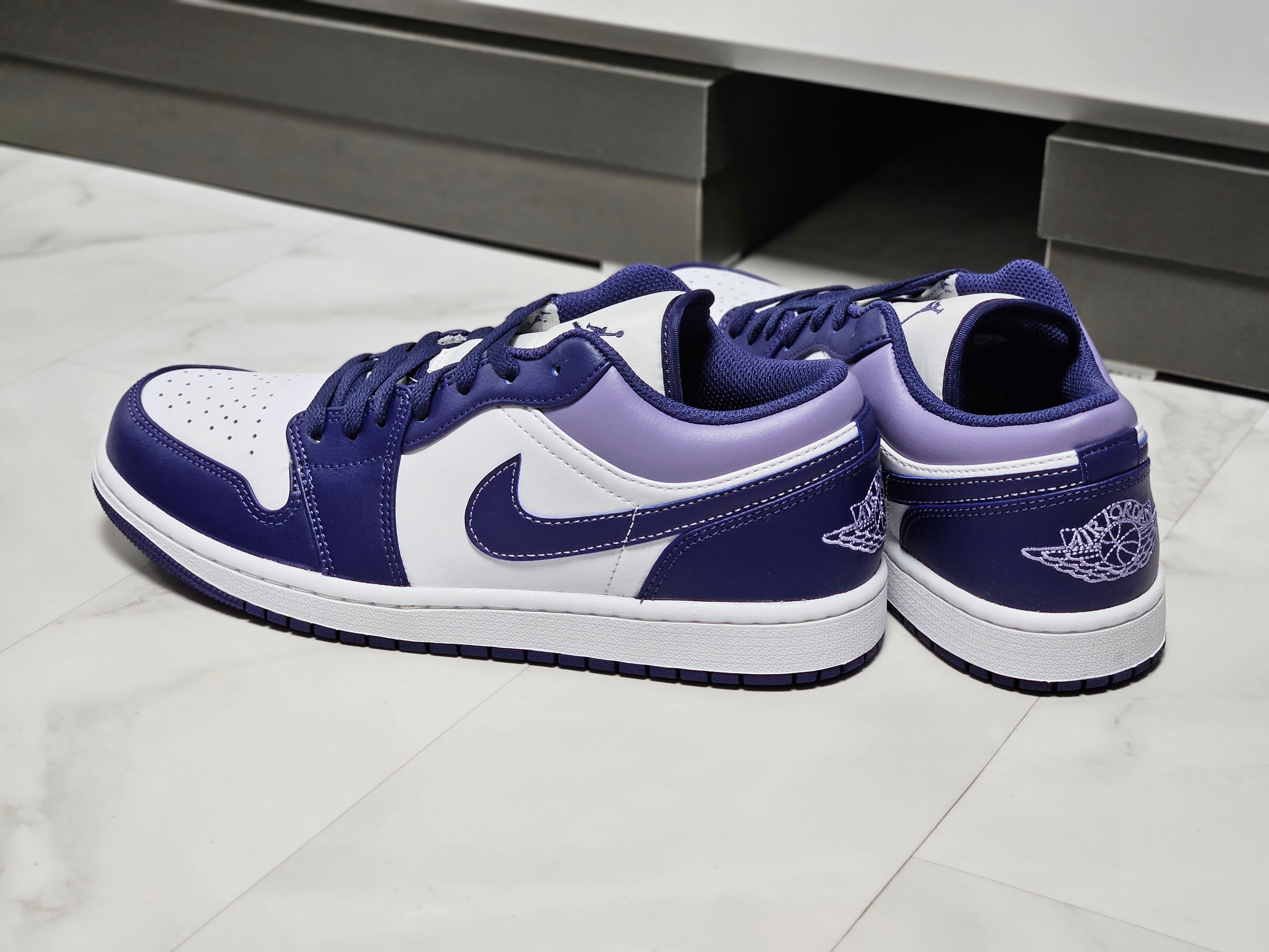 Jordan 1 Low Sky J Purple White 착용 스타일 - 2