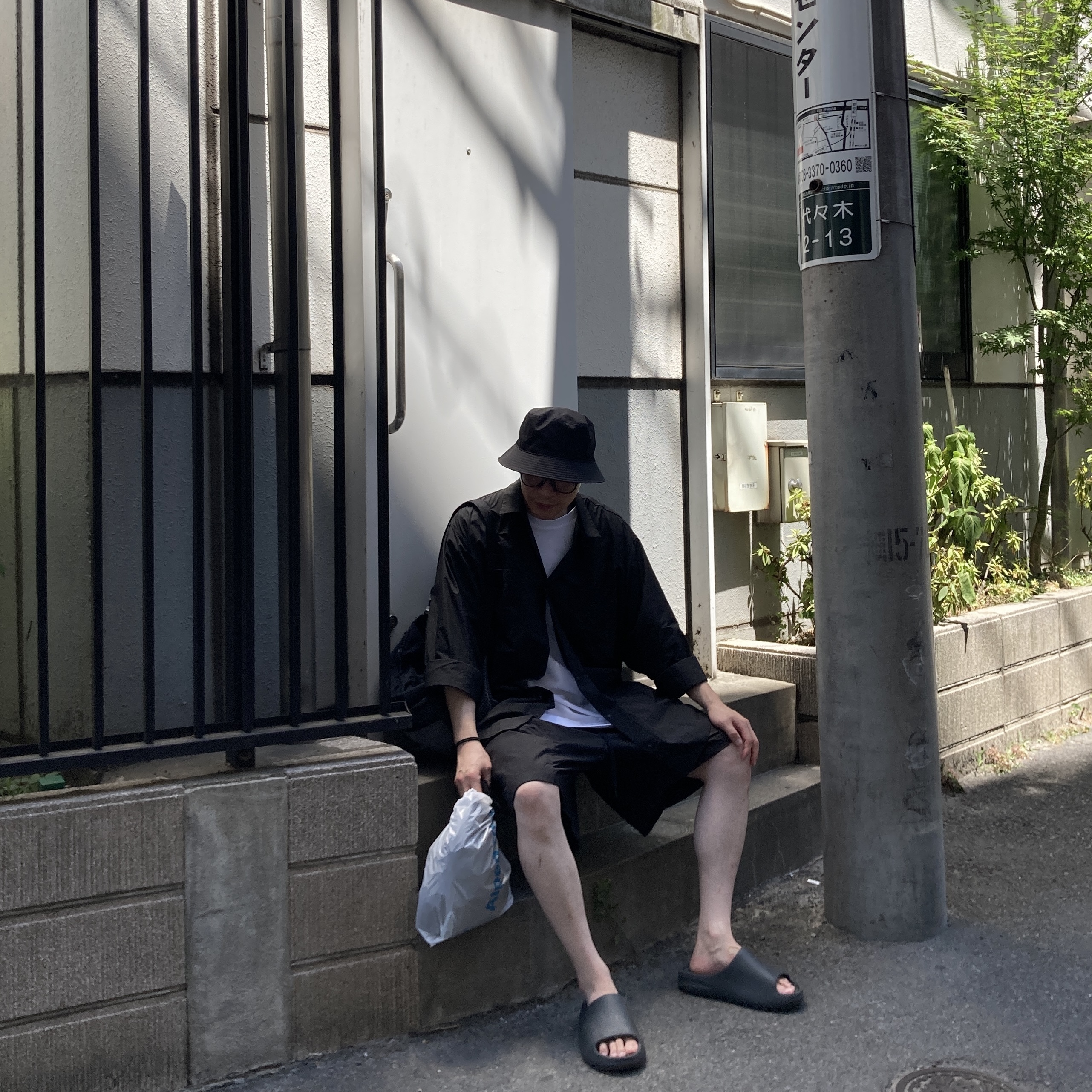 Adidas Yeezy Slide Onyx 착용 스타일 - 1
