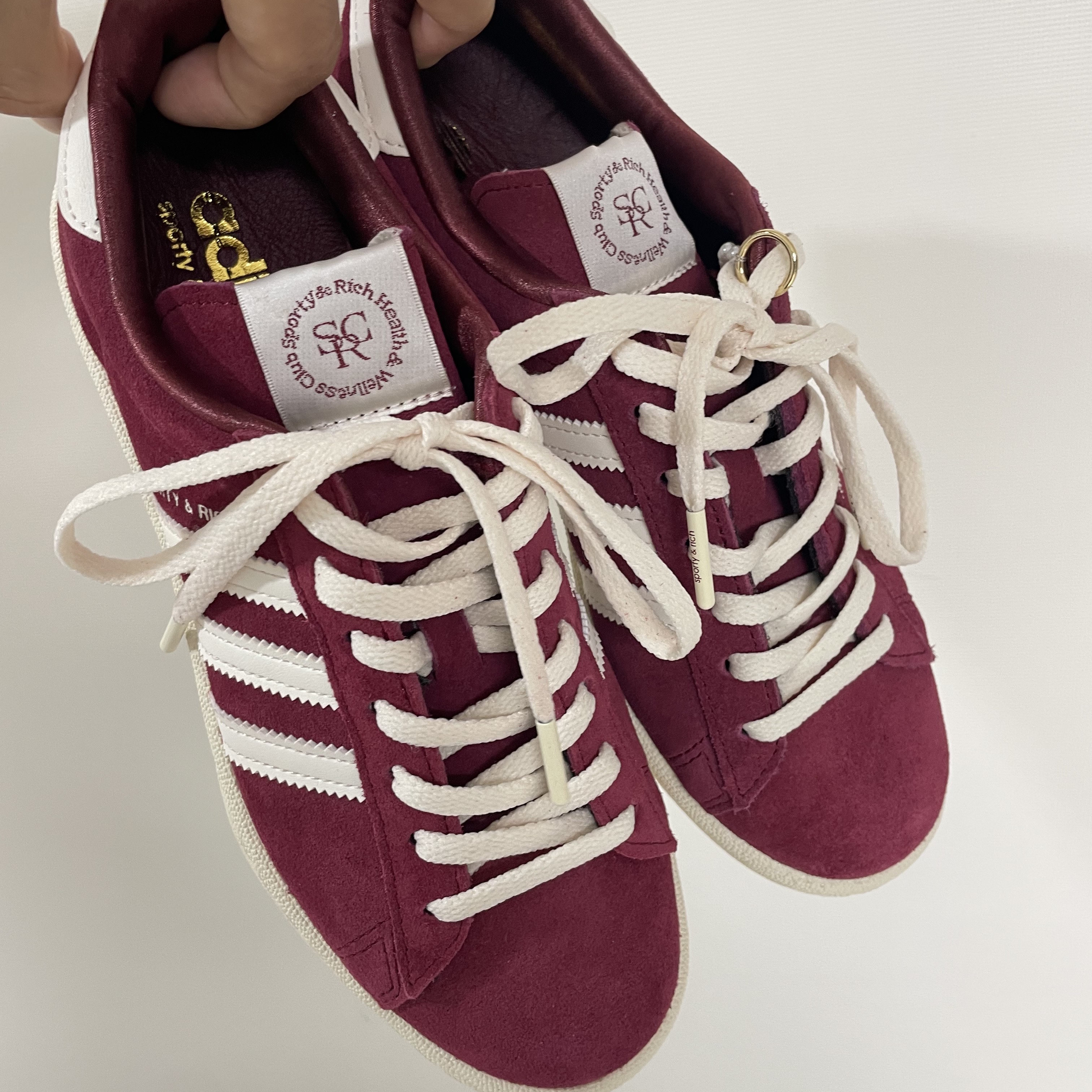 Adidas x Sporty & Rich Campus 80s Collegiate Burgundy Chalk White 착용 스타일
