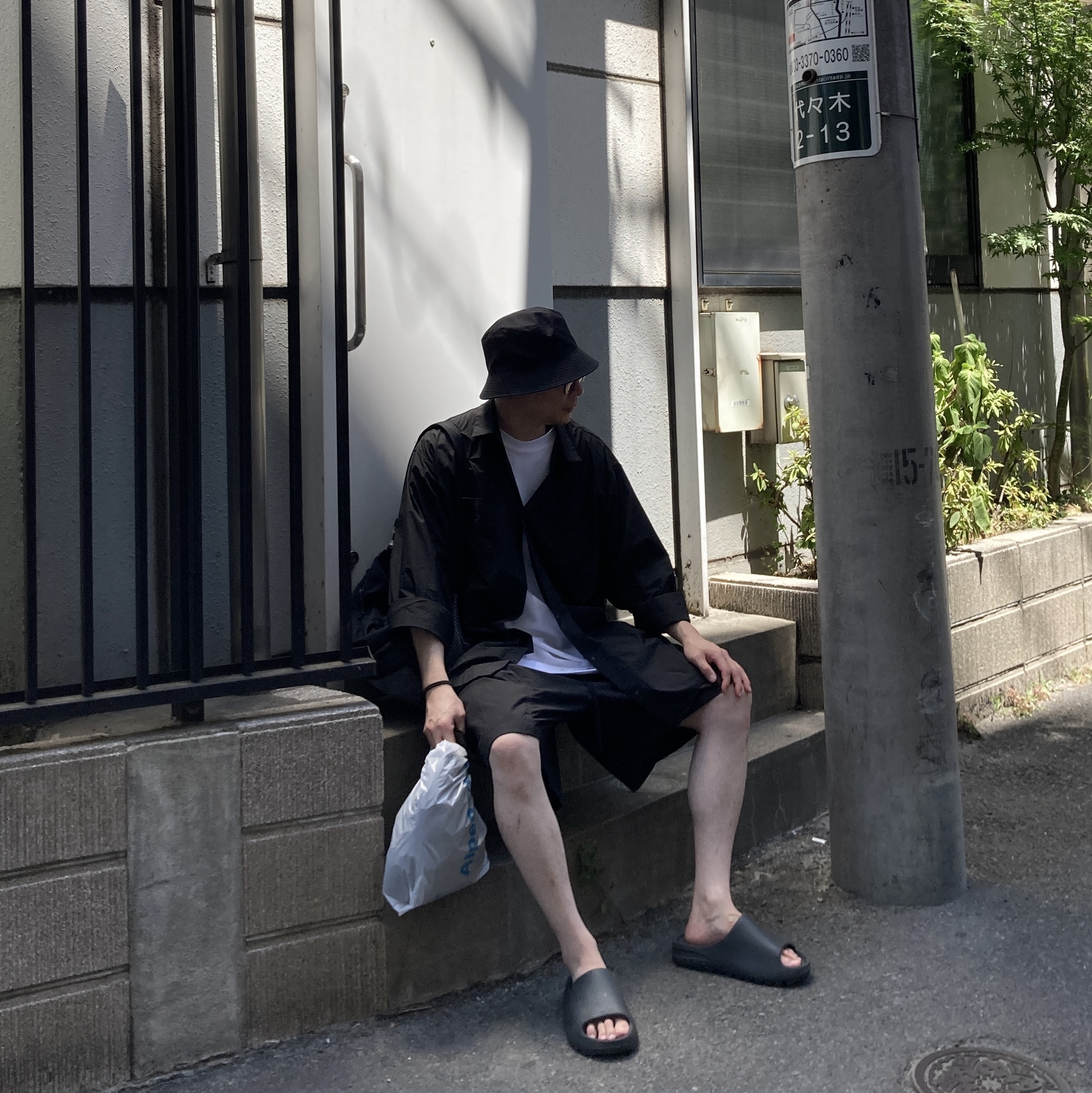 Adidas Yeezy Slide Onyx 착용 스타일 - 3