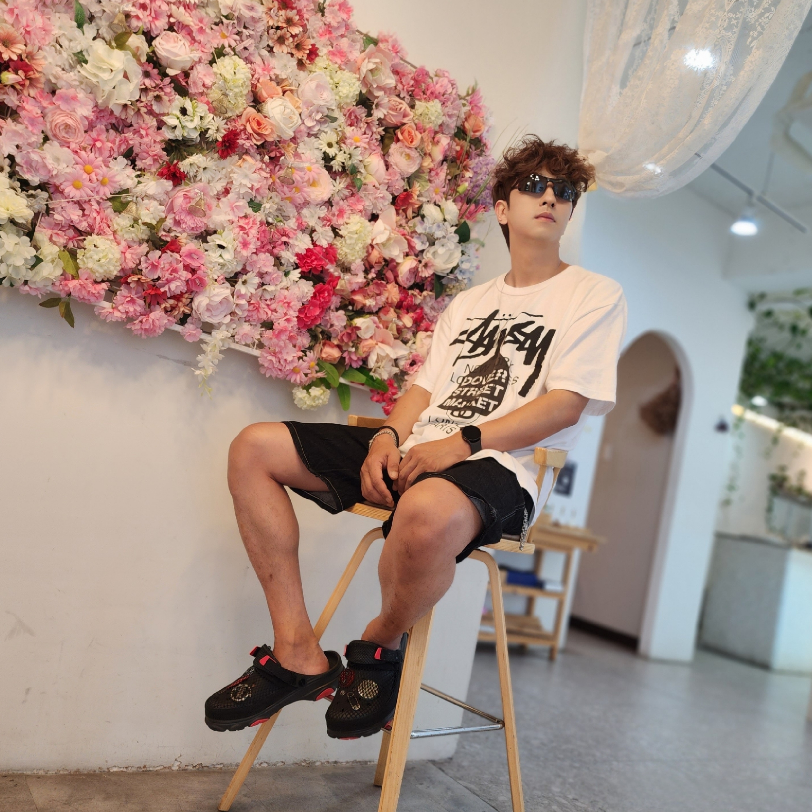 Stussy DSM World Tour T-Shirt White, Crocs x Staple Classic All Terrain Clog Black 착용 스타일 - 4