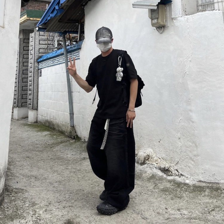 [KREAM 단독] OMO Loosing Denim Pants Washed Black 착용 스타일 - 2