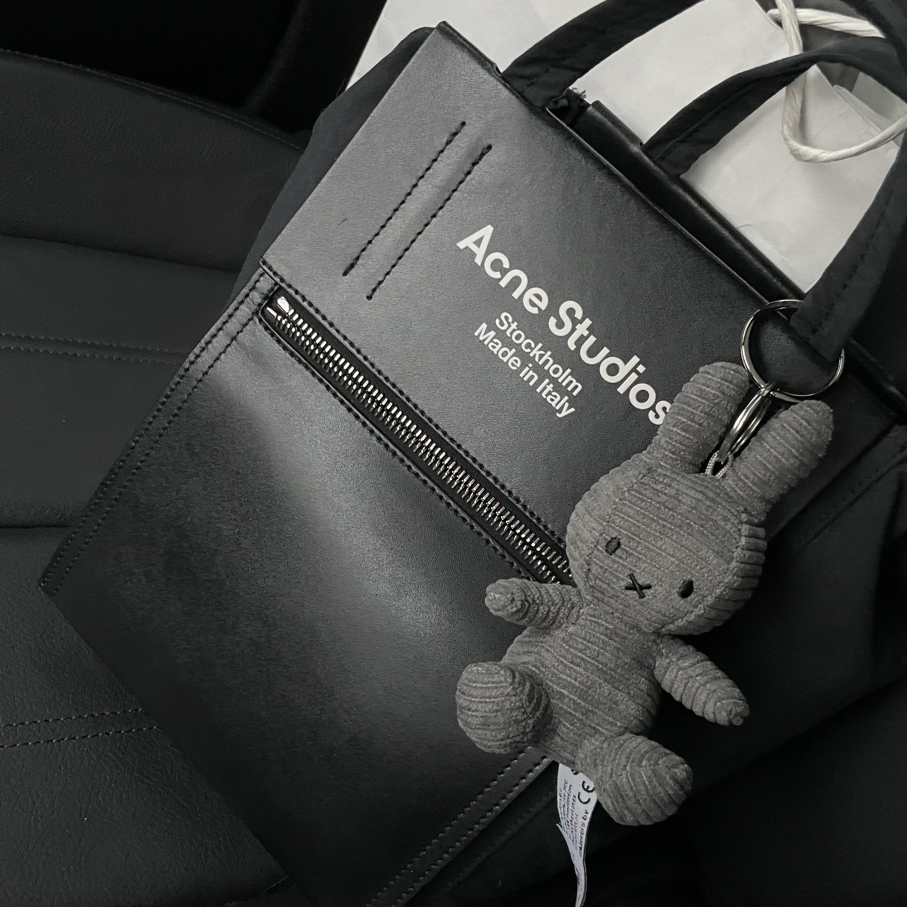 Miffy x Bon Ton Toys Keychain Corduroy Grey 착용 스타일
