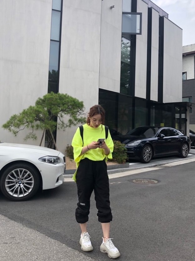 Balenciaga Triple S Sneakers Clear Sole Light Beige, (W) Balenciaga Back Medium Fit T-Shirt Cream 착용 스타일