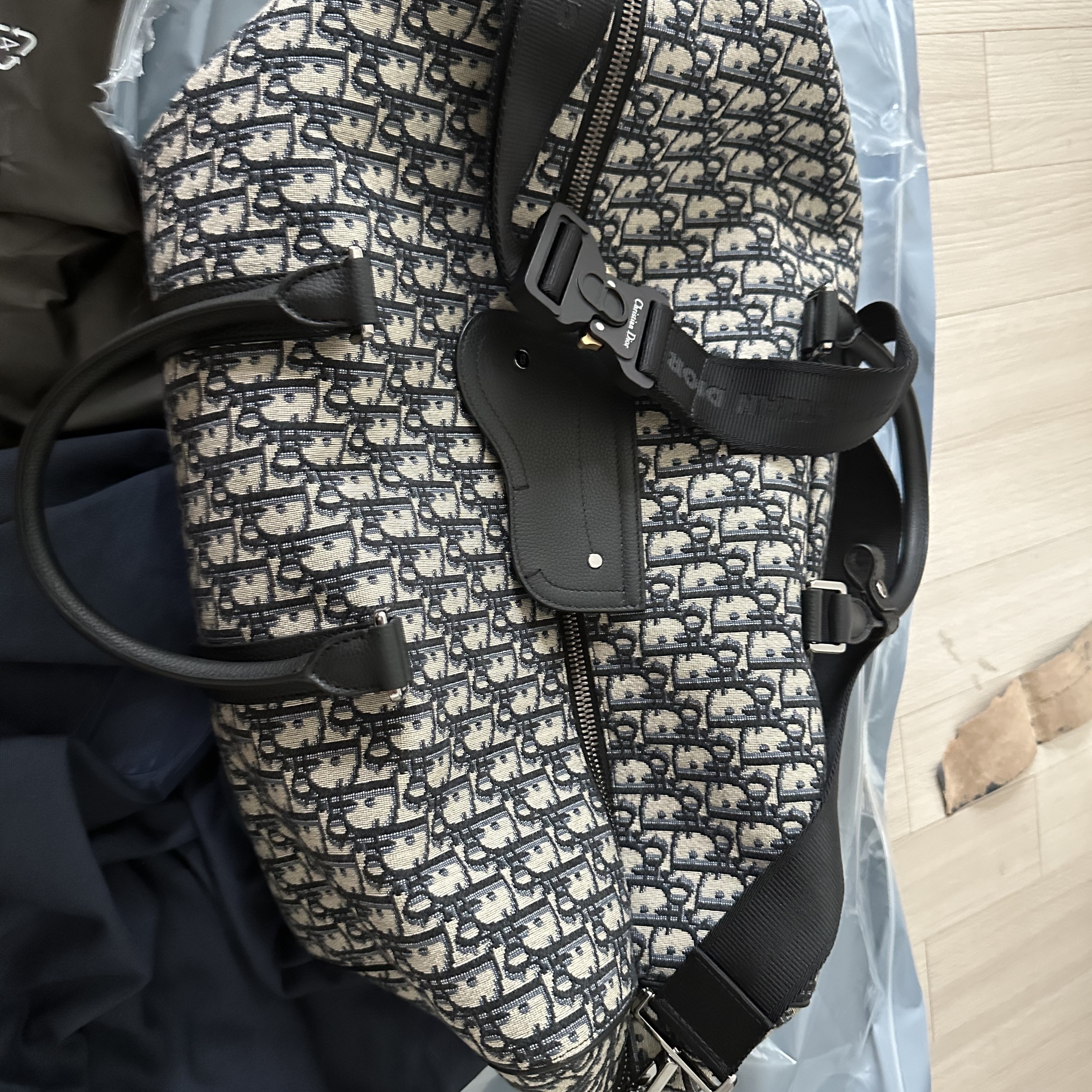 Dior Lingot 50 Bag Beige & Black Dior Oblique Jacquard 착용 스타일 - 2