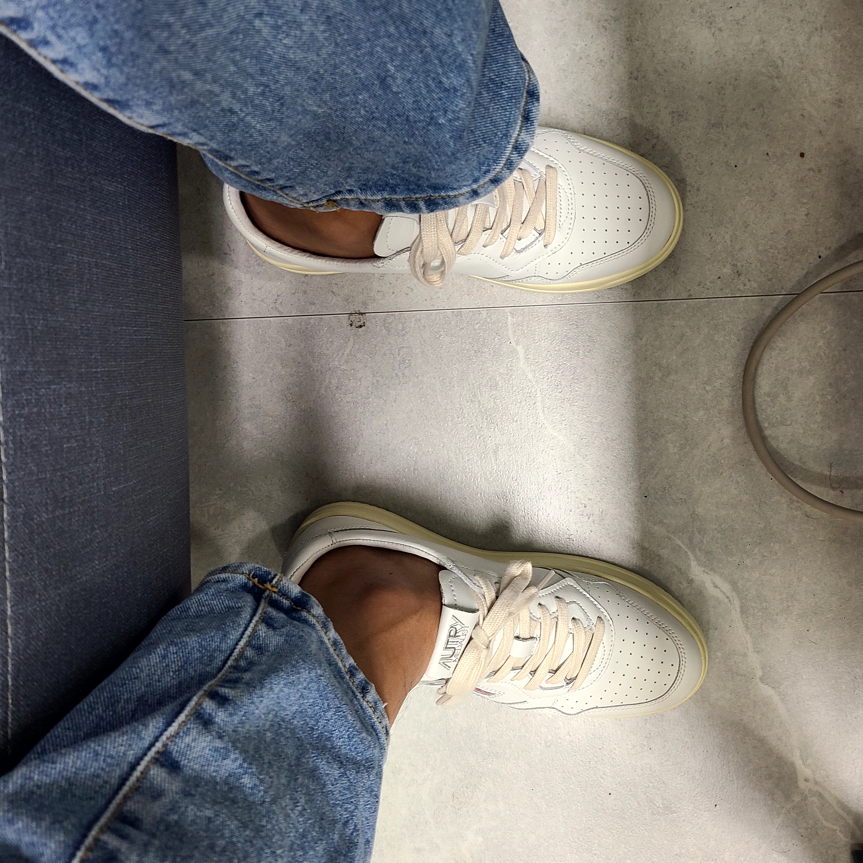 Autry Medalist Low Leather Sneakers White 착용 스타일